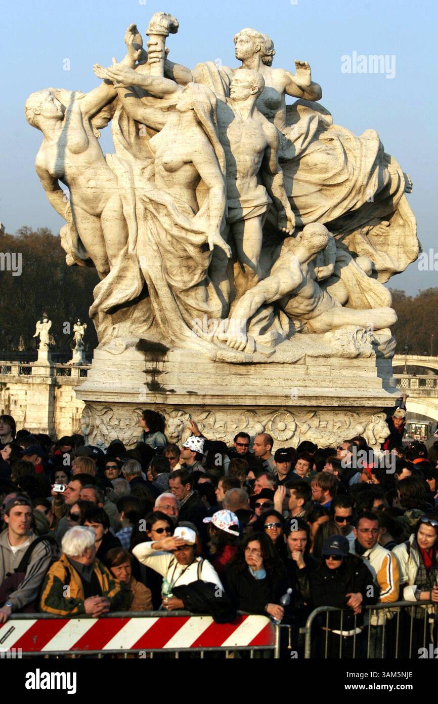 6 avril 2005 - États-Unis - PAS DE MAGS, PAS DE VENTES -- HISTOIRE DE L'ACTUALITÉ MONDIALE DE la KRT SLUGGED : RELIG-POPE KRT PHOTO DE BARBARA DAVIDSON/DALLAS MORNING NEWS (6 avril) ROME, ITALIE -- les gens s'alignent sur le pont Ponte Vittorio Emmanuel II à Rome, Italie, pour rendre leur dernier hommage au Pape Jean-Paul II le jour de Noël, 6 avril 2005. Les funérailles du pape Jean-Paul II auront lieu vendredi. (VMW) 2005 (crédit image : © Barbara Davidson/mct/ZUMAPRESS.com) Banque D'Images 6 avril 2005 - États-Unis - PAS DE MAGS, PAS DE VENTES -- HISTOIRE DE L'ACTUALITÉ MONDIALE DE la KRT SLUGGED : RELIG-POPE KRT PHOTO DE BARBARA DAVIDSON/DALLAS MORNING NEWS (6 avril) ROME, ITALIE -- les gens s'alignent sur le pont Ponte Vittorio Emmanuel II à Rome, Italie, pour rendre leur dernier hommage au Pape Jean-Paul II le jour de Noël, 6 avril 2005. Les funérailles du pape Jean-Paul II auront lieu vendredi. (VMW) 2005 (crédit image : © Barbara Davidson/mct/ZUMAPRESS.com) Banque D'Images