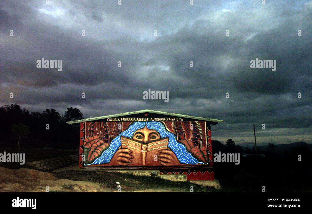 2 janvier 2005 - États-Unis - KRT TRAVEL STORY SLUGGED : WLT-CHIAPAS KRT PHOTOGRAPHIE PAR ANTONIO PEREZ/CHICAGO TRIBUNE (mai 29) à Oventic, une municipalité autonome à environ 2,5 heures de San Cristobal, se trouve un bâtiment d'école primaire pour les zapatistes autonomes. (jt) 2005 (image crédit : © Antonio Perez/mct/ZUMAPRESS.com) Banque D'Images