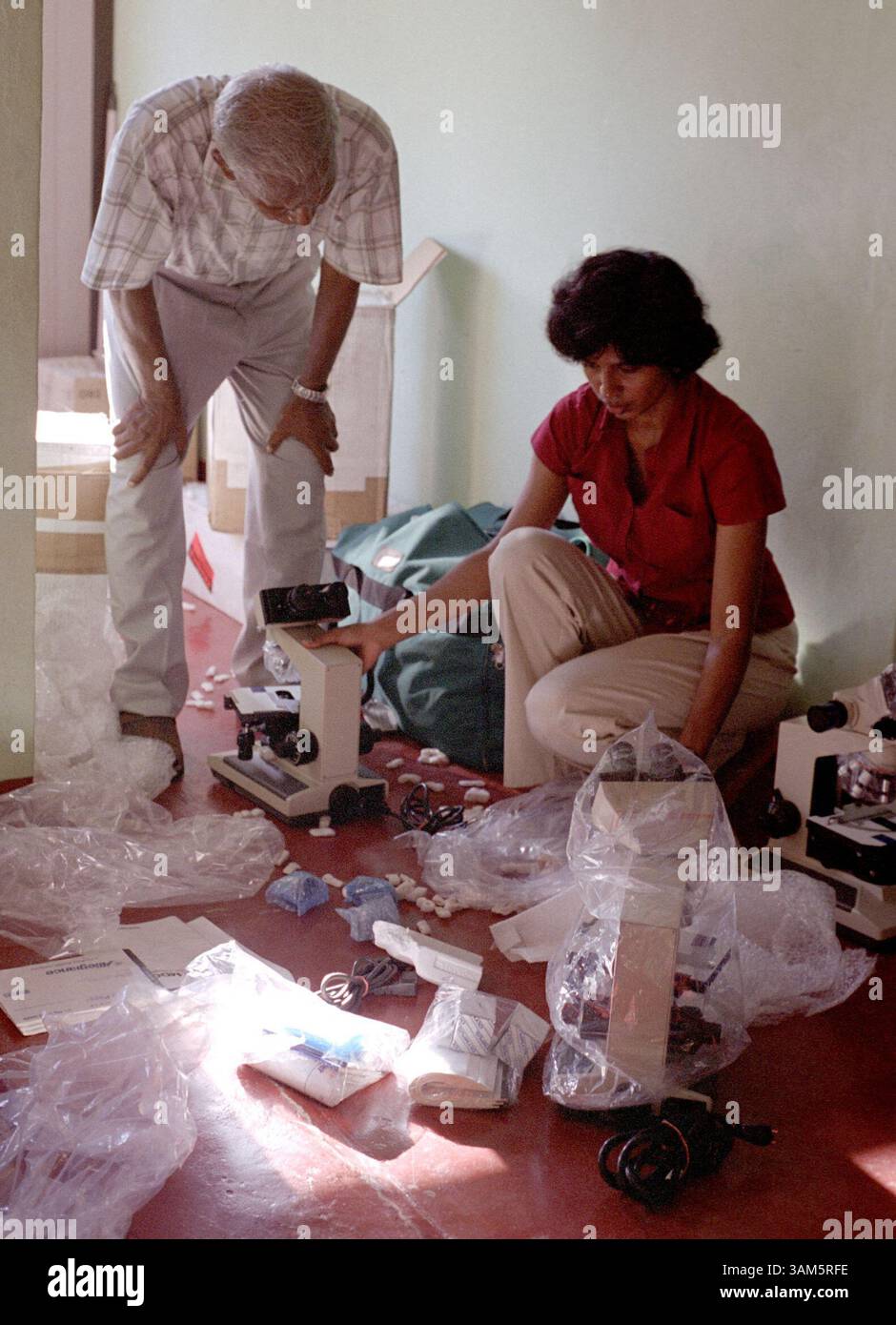 13 avril 2005 - États-Unis - KRT WORLD NEWS STORY SRIGGED : SRILANKA KRT PHOTOGRAPHIE PAR LISA KRIEGER/SAN JOSE MERCURY NEWS (14 juin) Yasodha Natkunam, à droite, déballe et assemble des microscopes donnés aux hôpitaux sri-lankais par le Département de pathologie du Stanford University Medical Center, où elle est professeure adjointe. Son père, le chirurgien australien Raj Natkunam, à gauche, l'assiste. (lde) 2005. (Crédit image : © Lisa Krieger/mct/ZUMAPRESS.com) Banque D'Images
