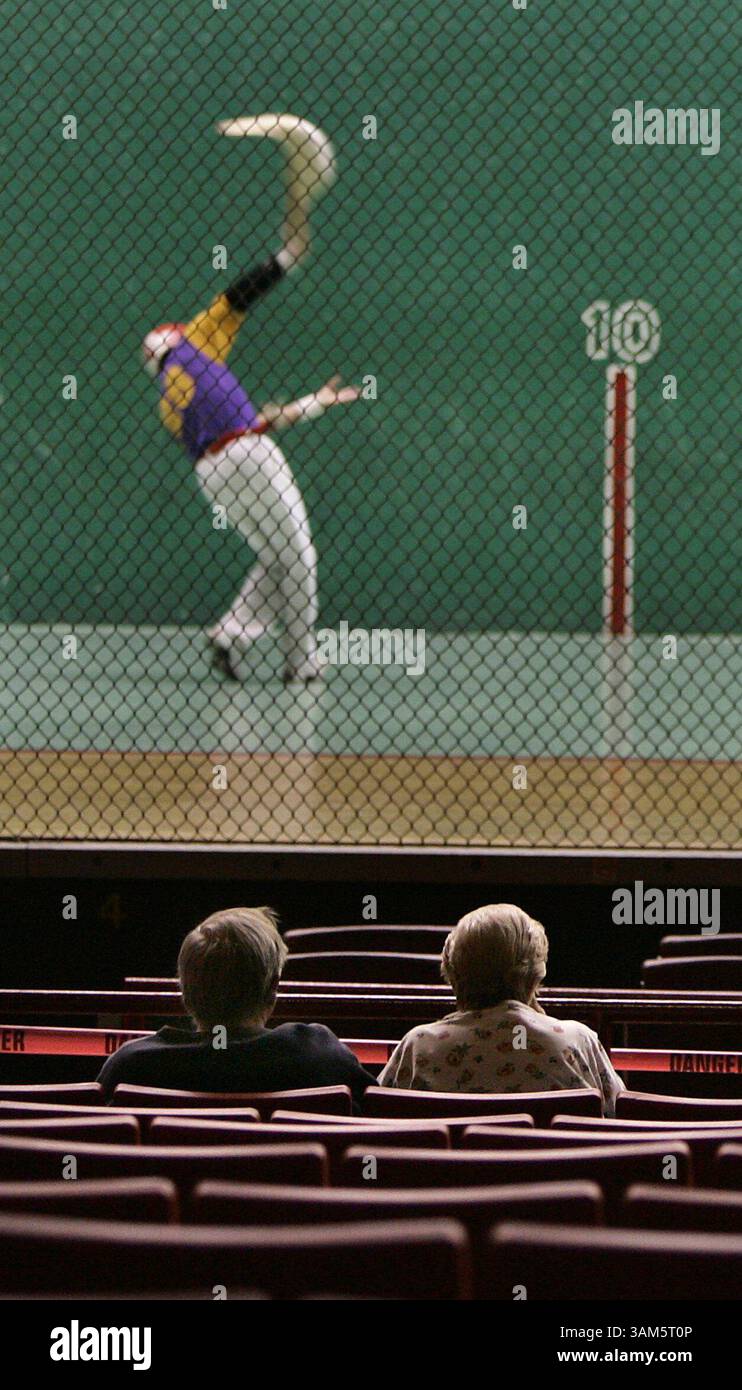 21 avril 2005 - États-Unis - KRT US NEWS STORY SLUGGED : JAIALAI KRT PHOTOGRAPH BY ROBERT MAYER/SOUTH FLORIDA SUN-SENTINEL (MIAMI OUT) (avril 30) Gary Hoetger de Dania, Floride, et Arlene Johnson de Pompano Beach sont assis devant et ont beaucoup de place à Dania Jai-Alai. (cdm) 2005 (diversité) (crédit image : © Robert Mayer/mct/ZUMAPRESS.com) Banque D'Images