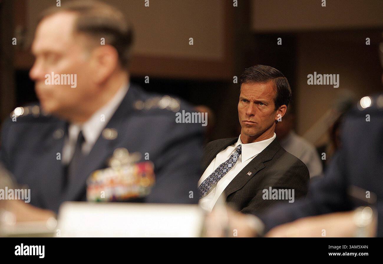 17 mai 2005 - TIMBRE, États-Unis - KRT US NEWS STOPGGED : BASECLOSINGS KRT PHOTO PAR CHUCK KENNEDY/KRT (17 mai) WASHINGTON, DC -- Sen. John Thune (R-SD), à droite, écoute le chef d'état-major de l'USAF John Jumper témoigner devant la Commission de fermeture et de réalignement de la base de défense le mardi 17 mai 2005, à Washington, DC. La base aérienne d'Ellsworth près de Rapid City, Dakota du Sud, est parmi les bases recommandées pour la fermeture. (gsb) 2005 (crédit image : © Chuck Kennedy/mct/ZUMAPRESS.com) Banque D'Images