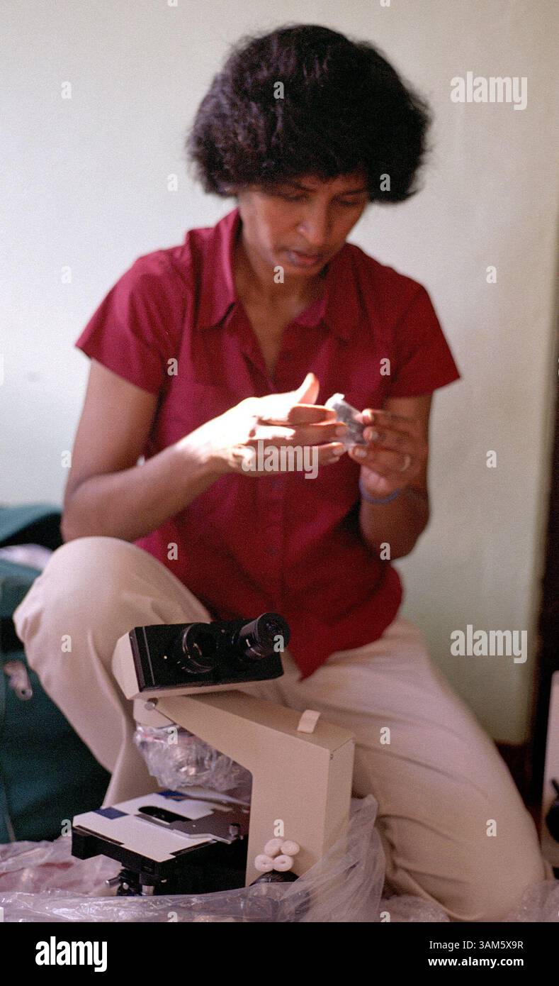 13 avril 2005 - États-Unis - KRT WORLD NEWS STORY SRIGGED : SRILANKA KRT PHOTOGRAPHIE PAR LISA KRIEGER/SAN JOSE MERCURY NEWS (14 juin) Yasodha Natkunam assemble un microscope Olympus de haute puissance offert à un hôpital rural sri-lankais. Le seul de ce type dans la région, le microscope sera utilisé pour détecter le cancer et d'autres anomalies tissulaires. Le département de pathologie du Stanford University Medical Center a fait don du microscope. (lde) 2005. (Crédit image : © Lisa Krieger/mct/ZUMAPRESS.com) Banque D'Images