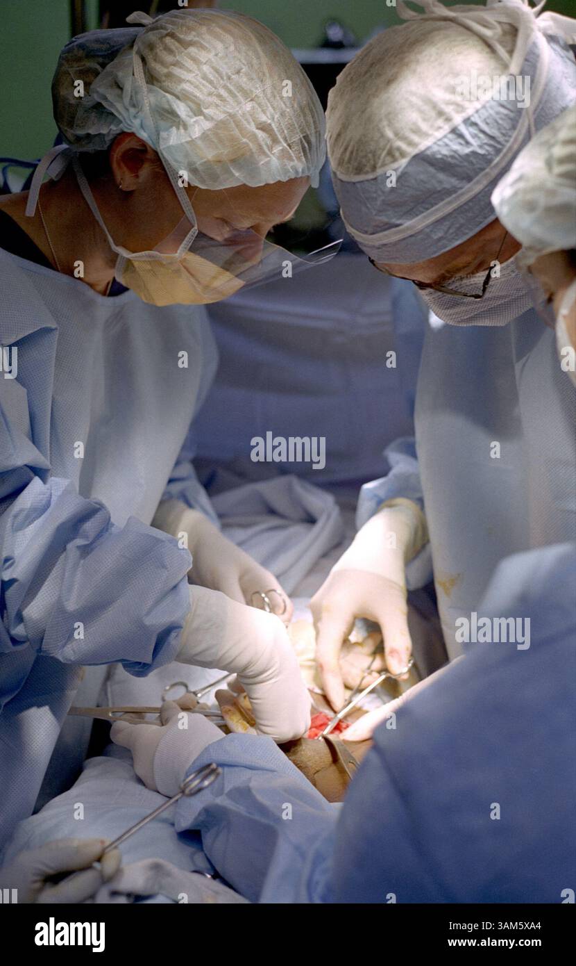 13 avril 2005 - États-Unis - KRT WORLD NEWS STORY SRIGGED : SRILANKA KRT PHOTO PAR LISA KRIEGER/SAN JOSE MERCURY NEWS (14 juin) les médecins bénévoles Rochelle Dicker, à gauche, du Stanford University Medical Center, Dorvk Ozgediz, au centre, de l'Université de Californie à San Francisco et Julie Adams, à droite, de la clinique Cleveland dans l'Ohio, pratiquent une hernie sur un pêcheur de la ville de Mullaitivu, frappée PAR le tsunami. (lde) 2005. (Crédit image : © Lisa Krieger/mct/ZUMAPRESS.com) Banque D'Images