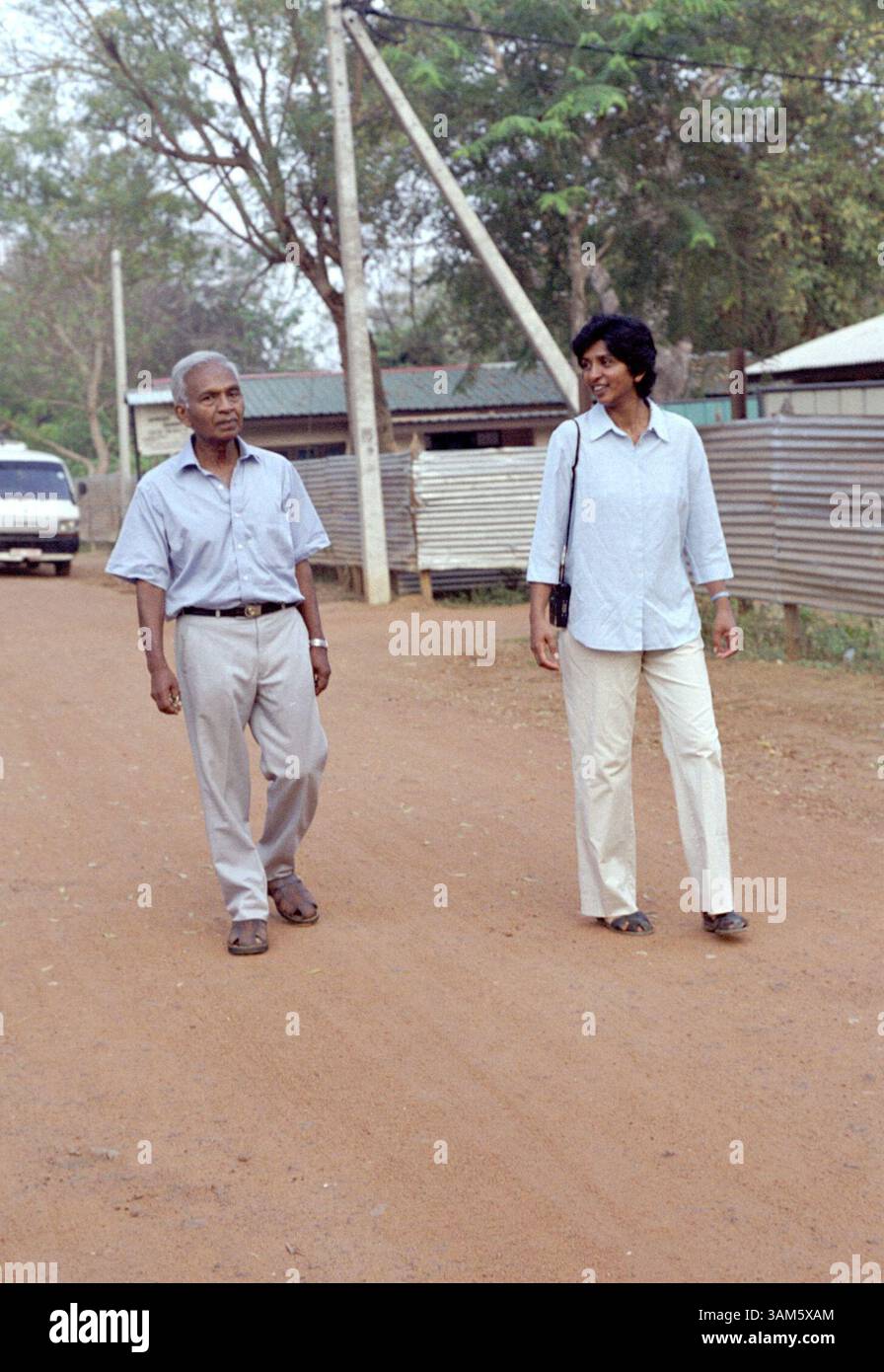 13 avril 2005 - États-Unis - KRT WORLD NEWS STORY SRIGGED : SRILANKA KRT PHOTO PAR LISA KRIEGER/SAN JOSE MERCURY NEWS (14 juin) le chirurgien australien Dr Raj Natkunam, à gauche, et sa fille Dr Yasodha Natkunam, à droite, du Stanford University Medical Center, marchent vers un hôpital dans le village sri-lankais de Kilinochchi. Natifs du Sri Lanka, ils ont quitté la maison quand cela est devenu trop dangereux. Maintenant, ils sont revenus pour aider. (lde) 2005. (Crédit image : © Lisa Krieger/mct/ZUMAPRESS.com) Banque D'Images