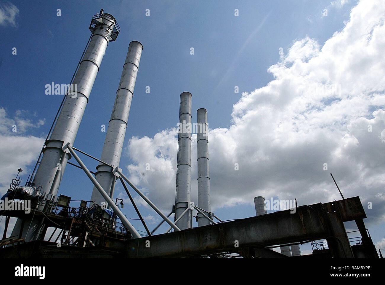 25 mai 2005 - États-Unis - KRT US NEWS STOPGGED : env-MERCURY KRT PHOTOGRAPHIE PAR CHRIS KEANE/CHARLOTTE OBSERVATEUR (13 juin) SPENCER, NC -- les cheminées de fumée à la station de vapeur Buck à Spencer, Caroline du Nord, le mercredi 25 mai 2005. L'administration Bush a donné 20 ans aux centrales électriques au charbon pour réduire les émissions de mercure de 70 %. La technologie filtre le mercure des gaz de cheminée en utilisant du charbon actif. (cdm) 2005 (crédit image : © Chris Keane/mct/ZUMAPRESS.com) Banque D'Images