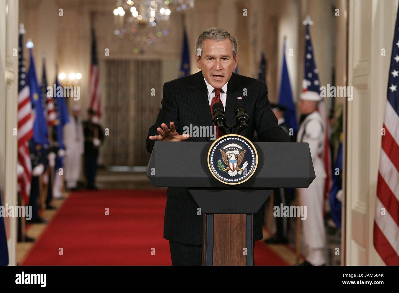 20 juin 2005 - États-Unis - KRT US NEWS STORY SLUGGED : BUSH-eu KRT PHOTOGRAPHIE PAR CHUCK KENNEDY/KRT (20 juin) WASHINGTON, DC-- le président Bush parle aux journalistes dans la salle est de la Maison Blanche, lundi 20 juin 2005, à Washington, D.C. (lde) 2005 (crédit image : © Chuck Kennedy/mct/ZUMAPRESS.com) Banque D'Images