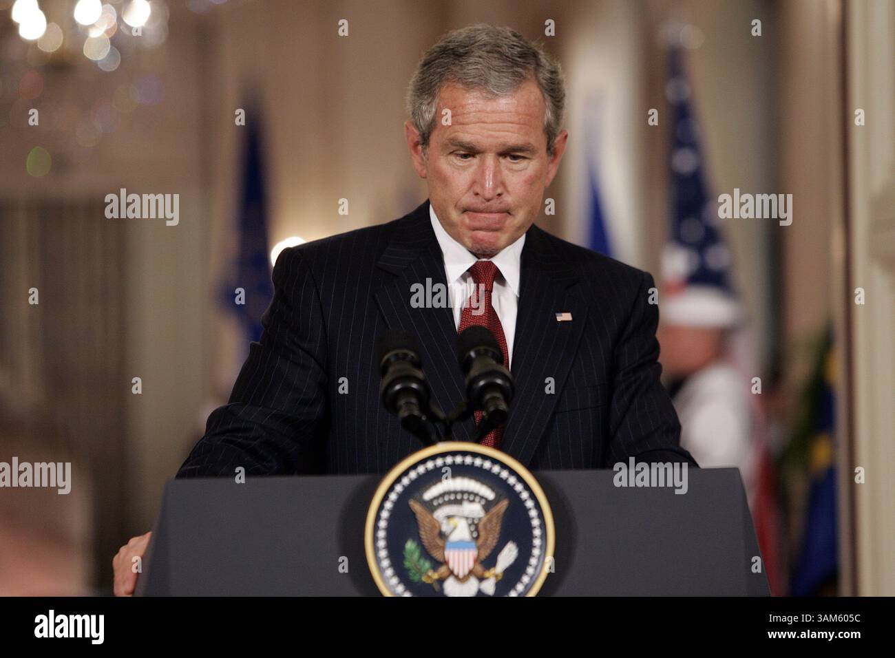 20 juin 2005 - États-Unis - KRT US NEWS STORY SLUGGED : BUSH-eu KRT PHOTOGRAPHIE PAR CHUCK KENNEDY/KRT (20 juin) WASHINGTON, DC-- le président Bush parle aux journalistes dans la salle est de la Maison Blanche, lundi 20 juin 2005, à Washington, D.C. (lde) 2005 (crédit image : © Chuck Kennedy/mct/ZUMAPRESS.com) Banque D'Images