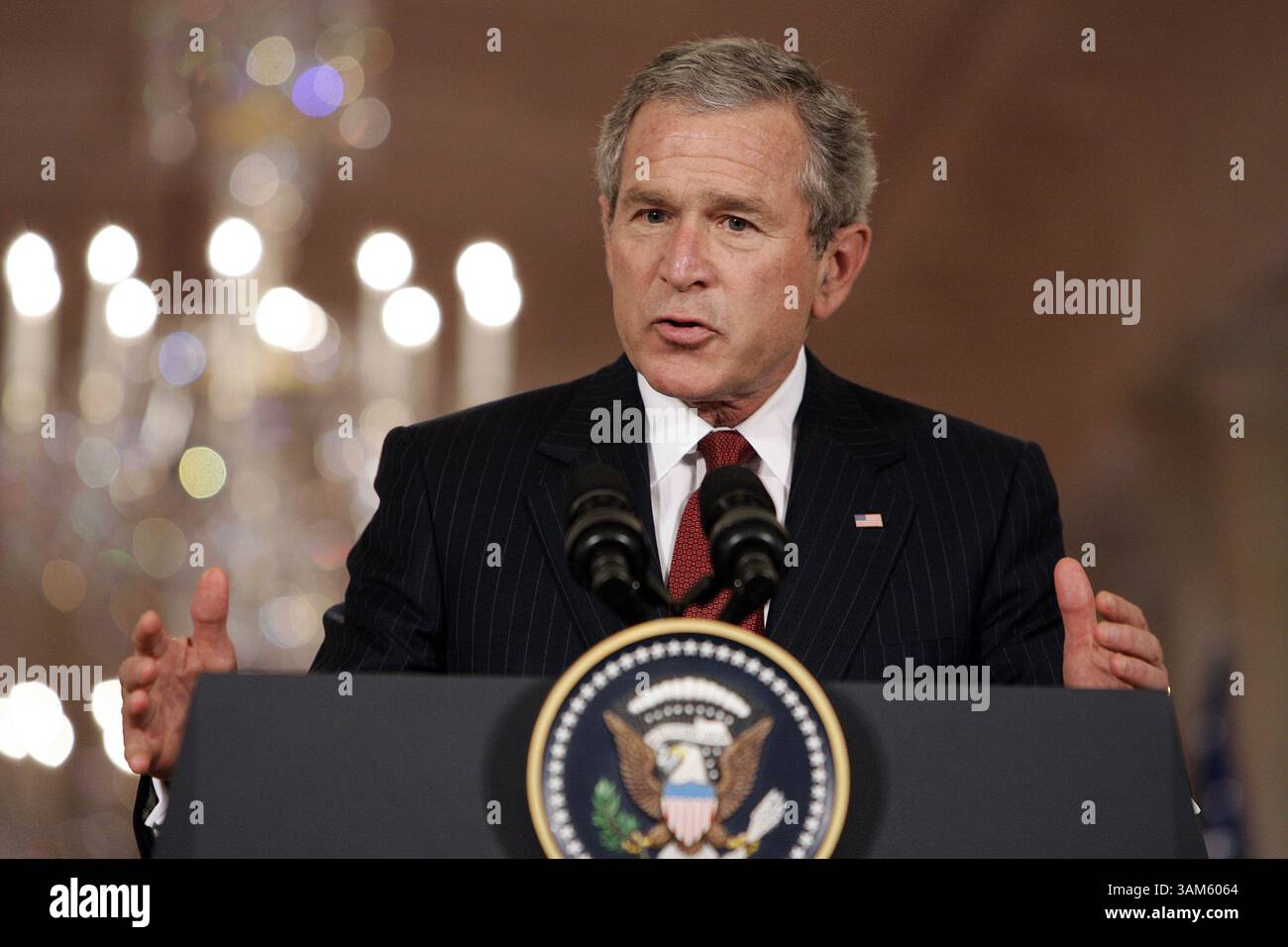 20 juin 2005 - États-Unis - KRT US NEWS STORY SLUGGED : BUSH-eu KRT PHOTOGRAPHIE PAR CHUCK KENNEDY/KRT (20 juin) WASHINGTON, DC-- le président Bush parle aux journalistes dans la salle est de la Maison Blanche, lundi 20 juin 2005, à Washington, D.C. (lde) 2005 (crédit image : © Chuck Kennedy/mct/ZUMAPRESS.com) Banque D'Images