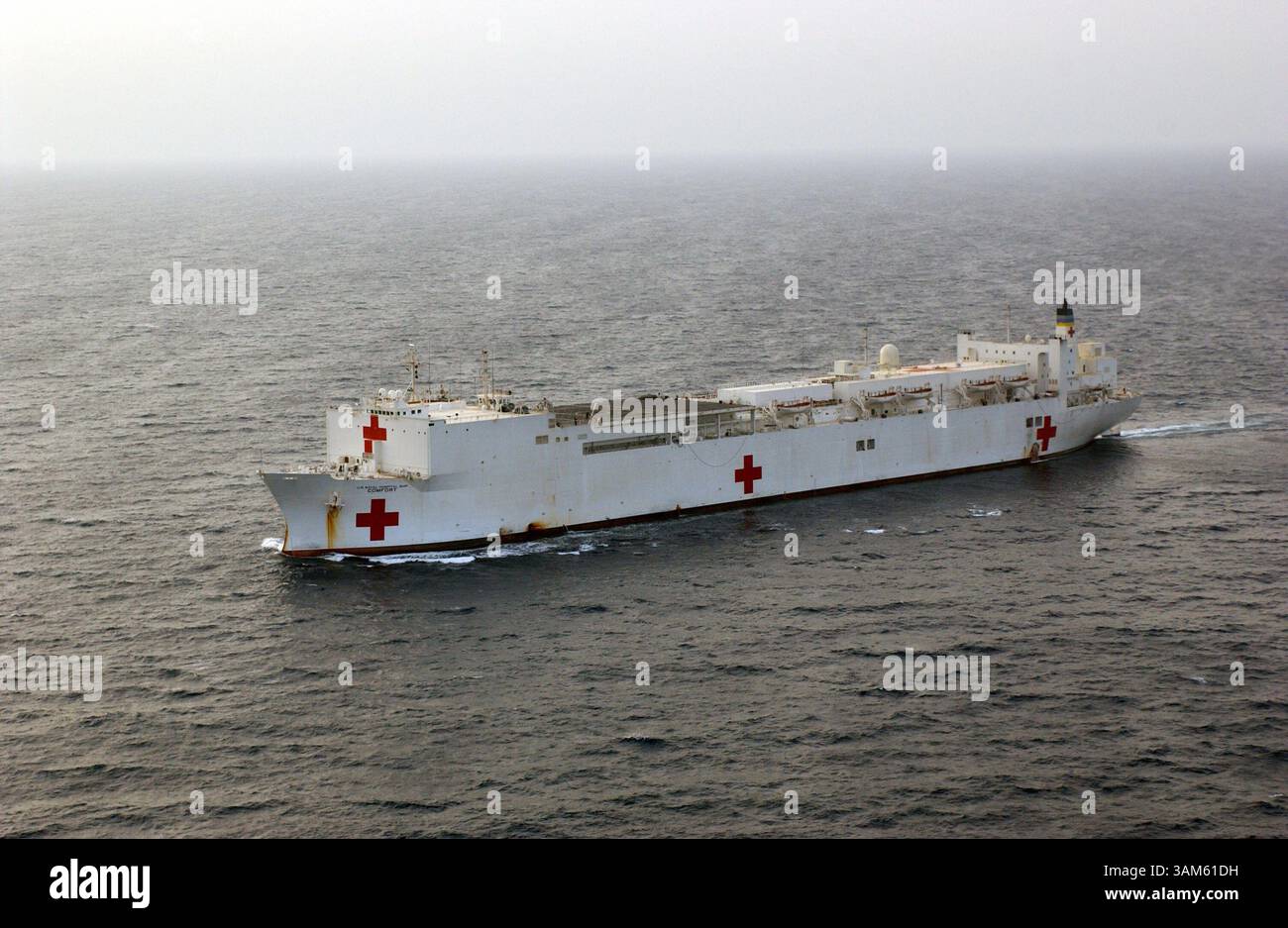 28 avril 2003 - États-Unis - KRT US NEWS STORY SLUGGED : WEA-KATRINA KRT PHOTO PAR PH1 SHANE T. MCCOY/US NAVY NEWS PHOTO (août 31) le navire-hôpital USNS Comfort (T-AH 20) traverse les eaux alors qu'il est déployé dans le golfe Persique. Le mercredi 31 août 2005, les militaires ont ajouté des navires de la marine, y compris deux navires d'assaut par hélicoptère et le navire-hôpital Comfort, et des troupes de recherche d'élite à un effort de secours à la suite de l'ouragan Katrina meurtrier. (lde) 2005 (crédit image : © Ph1 Shane T. McCoy/mct/ZUMAPRESS.com) Banque D'Images