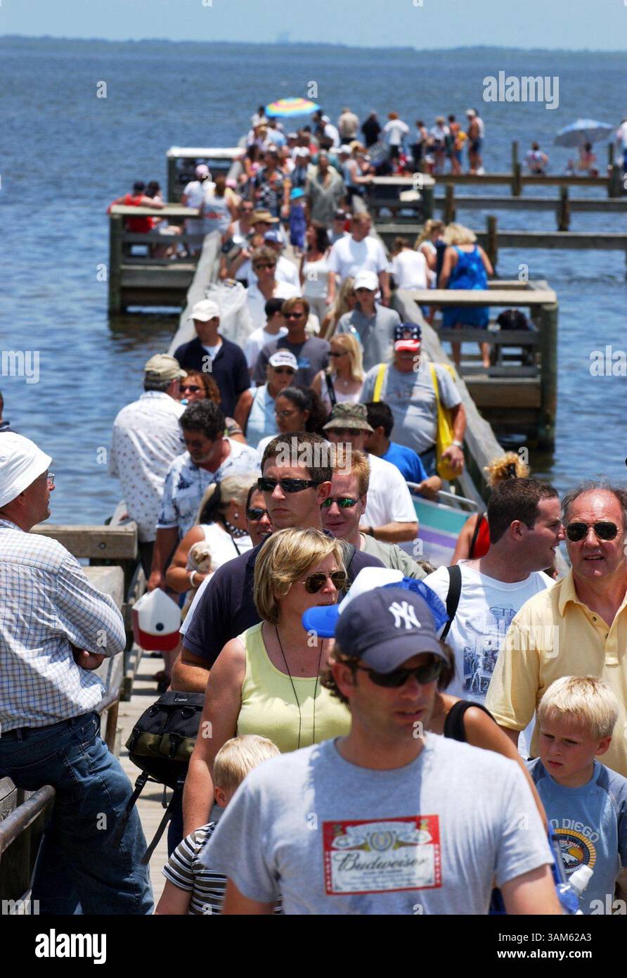 13 juillet 2005 - États-Unis - KRT US NEWS STORY SLUGGED : SHUTTLE KRT PHOTO DE JULIE FLETCHER/ORLANDO SENTINEL (MIAMI OUT) (13 juillet) TITUSVILLE, FL -- les gens quittent un quai à Titusville, Floride, où ils espéraient voir le lancement de la navette spatiale Discovery mais un capteur défectueux a retardé la mission le mercredi 13 juillet 2005. (gsb) 2005 (crédit image : © Julie Fletcher/mct/ZUMAPRESS.com) Banque D'Images