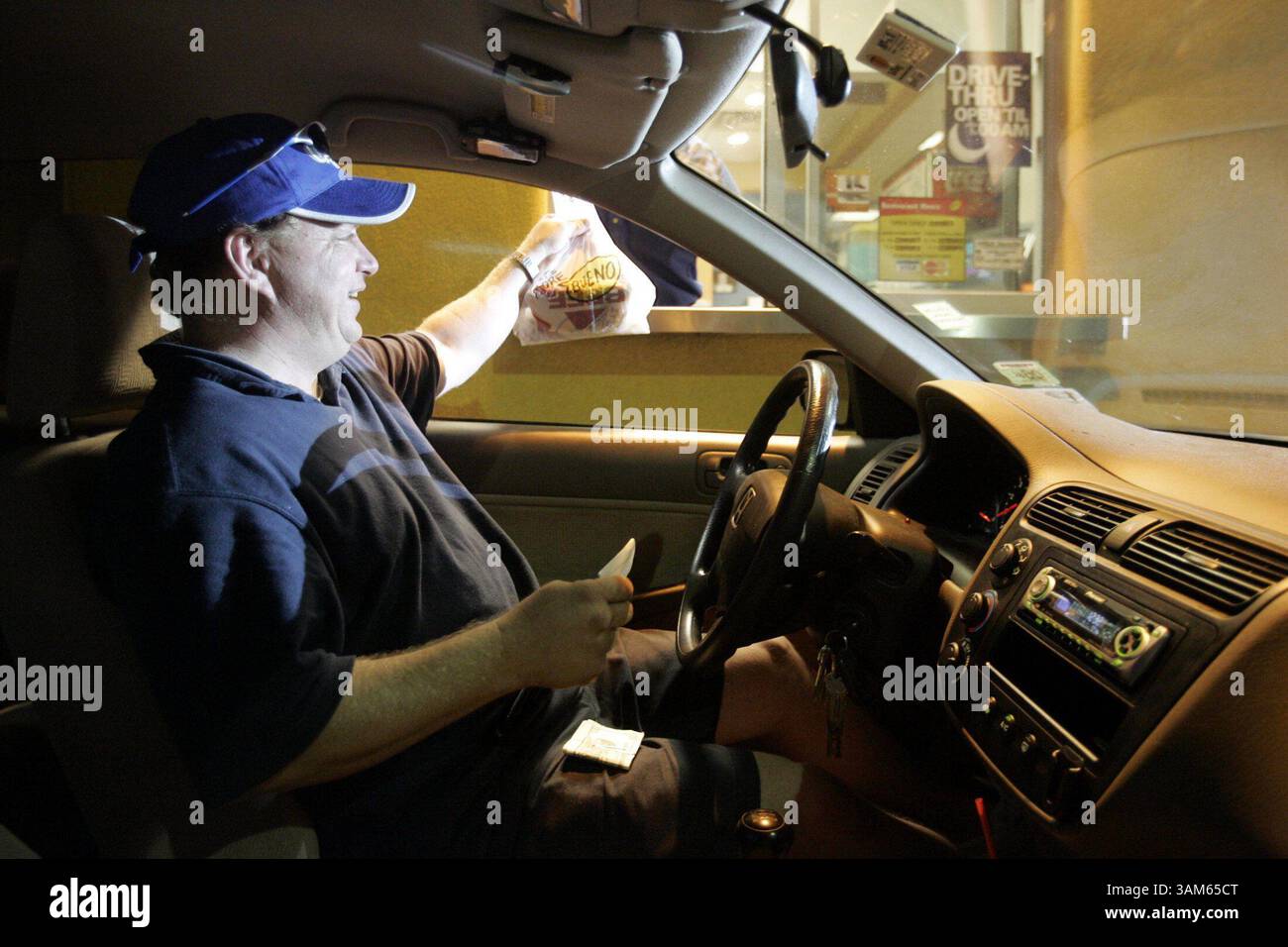 19 août 2005 - États-Unis - PAS DE MAGS, PAS DE VENTES -- HISTOIRE D'AFFAIRES DE KRT SLUGGED : MKTT-LATEFAST-BIZPLUS KRT PHOTOGRAPHIE PAR MICHAEL AINSWORTH/DALLAS NOUVELLES DU MATIN (août 31) client de fin de soirée Ron Fielding, propriétaire de Ron's Harbour House, un restaurant et club situé sur le lac Lavon, prend un repas de fin de nuit au drive du Taco Bueno à Plano, Texas, le vendredi 19 août 2005. (cdm) 2005 (crédit image : © Michael Ainsworth/mct/ZUMAPRESS.com) Banque D'Images