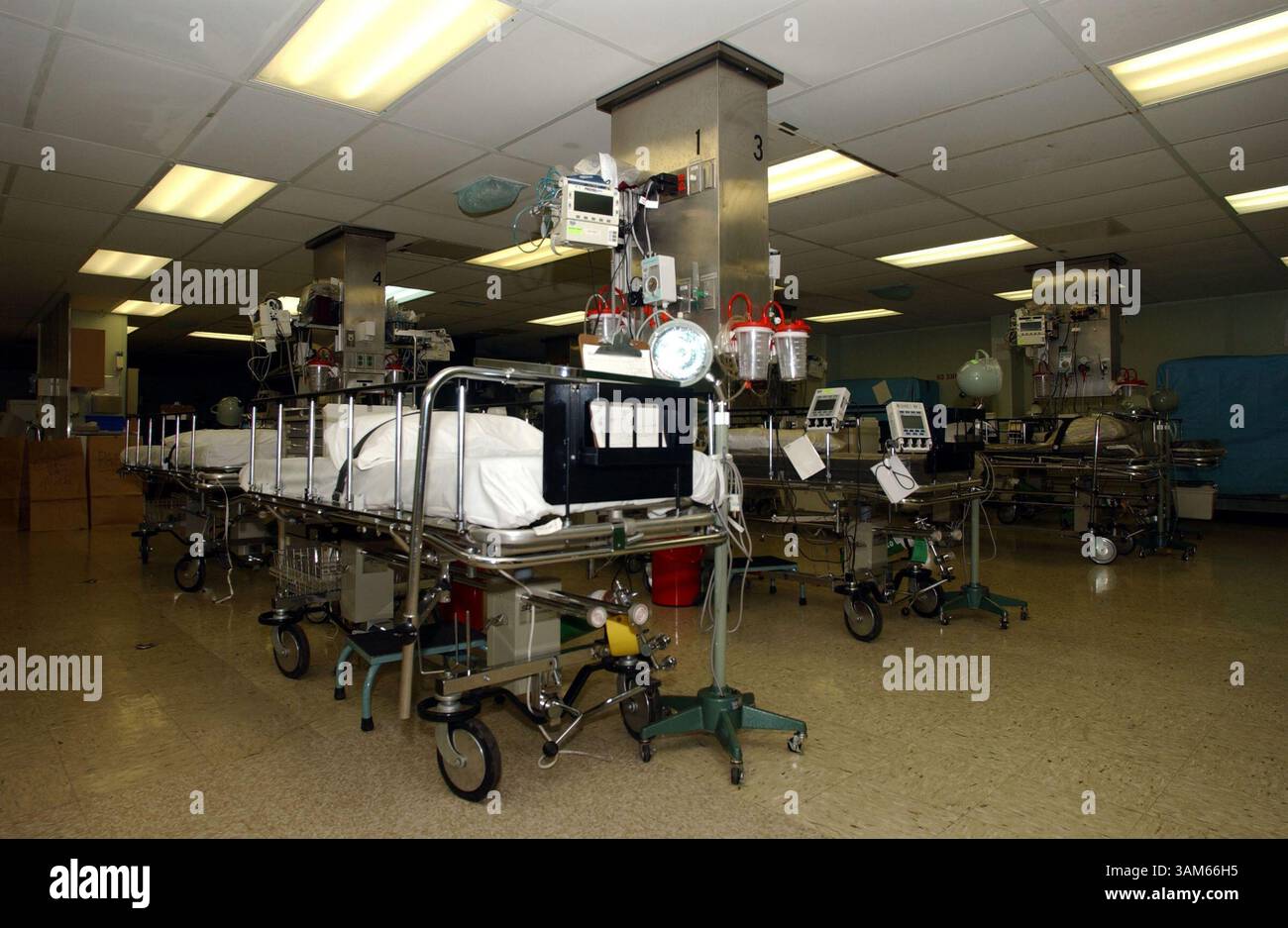 30 août 2005 - U.S. - KRT US NEWS STORY SLUGGED : WEA-KATRINA KRT PHOTO PAR PH1 KEVIN H. TIERNEY/US NAVY NEWS PHOTO (août 31) la salle de réveil du patient à bord du navire-hôpital USNS Comfort (T-AH 20) permet à 20 patients de se stabiliser après avoir reçu une anesthésie générale après une chirurgie. Le mercredi 31 août 2005, les militaires ont ajouté des navires de la marine, y compris deux navires d'assaut par hélicoptère et le navire-hôpital Comfort, et des troupes de recherche d'élite à un effort de secours à la suite de l'ouragan Katrina meurtrier. (lde) 2005 (image de crédit : © Ph1 Kevin H. Tierney/mct/ZUMAPRESS.com) Banque D'Images