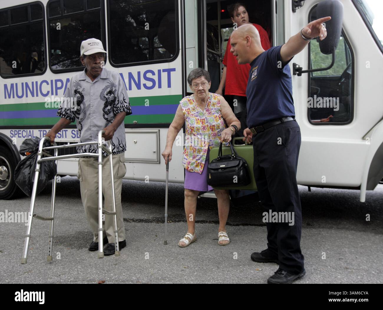 23 SEPTEMBRE 2005 - É.-U. - PAS DE MAGS, PAS DE VENTES -- KRT US NEWS STORY SLUGGED : WEA-RITA KRT PHOTO DE MICHAEL AINSWORTH/DALLAS MORNING NEWS (23 SEPTEMBRE) BEAUMONT, TX-- ALLEN RIDEAUX, 64, DE BEAUMONT, TEXAS, gauche, et Ruby Manuel, 73 ans, prend la direction d'un bus d'évacuation du pompier de Beaumont James McClain au Beaumont Convention Center alors qu'il s'évadait en préparation de l'ouragan Rita le vendredi 23 septembre 2005. Leur bus est parti vers 10 heures du matin et s'est dirigé vers Wichita Falls, Texas. (lde) 2005 (crédit image : © Michael Ainsworth/mct/ZUMAPRESS.com) Banque D'Images