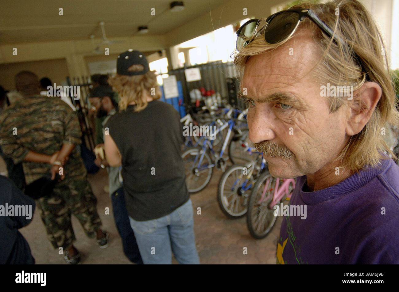 23 octobre 2005 - États-Unis - KRT US NEWS STORY SLUGGED : WEA-WILMA KRT PHOTOGRAPHIE PAR ROBERT DUYOS/SOUTH FLORIDA SUN-SENTINEL (MIAMI OUT) (23 octobre) POMPANO BEACH, FL -- des sans-abri ont cherché refuge alors que l'ouragan Wilma approche du sud de la Floride. Steve Merton, d'Atlantic City, s'enregistre au Centre d'aide aux sans-abri de Pompano Beach, Floride, le dimanche 23 octobre 2005. (cdm) 2005 (crédit image : © Robert Duyos/mct/ZUMAPRESS.com) Banque D'Images