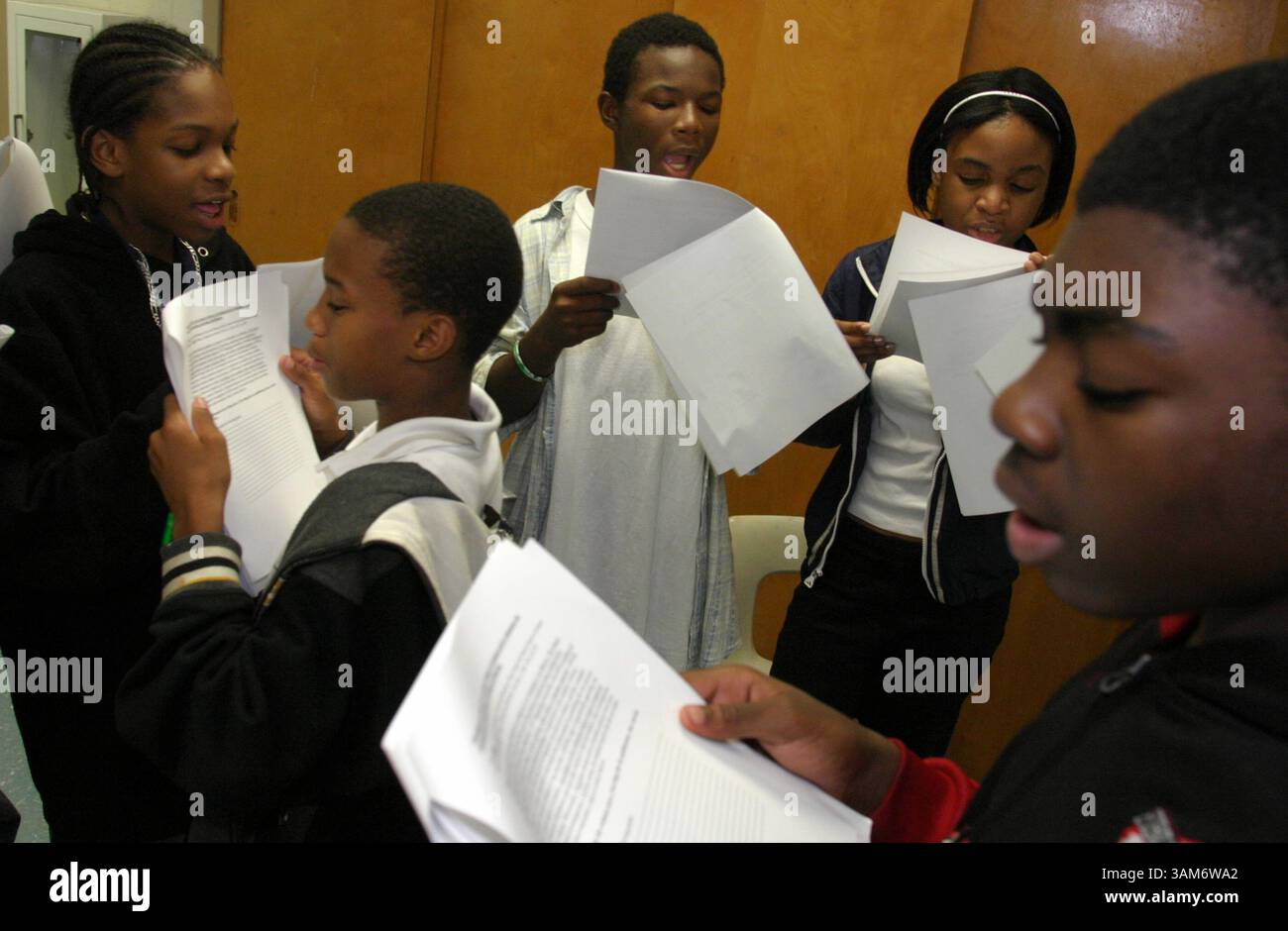 15 novembre 2005 - États-Unis - KRT US NEWS STORY SLUGGED : DEBATEAMS KRT PHOTOGRAPHIE DE JESSICA MCGOWAN/CHICAGO TRIBUNE (5 décembre) Debaters Gerald Norwood (de gauche à droite), Joshua Simmons, Shavarious Render, Robin Ayers et Ron Shirley répètent à Atlanta, Géorgie. (lde) 2005 (diversité) (crédit image : © Jessica McGowan/mct/ZUMAPRESS.com) Banque D'Images