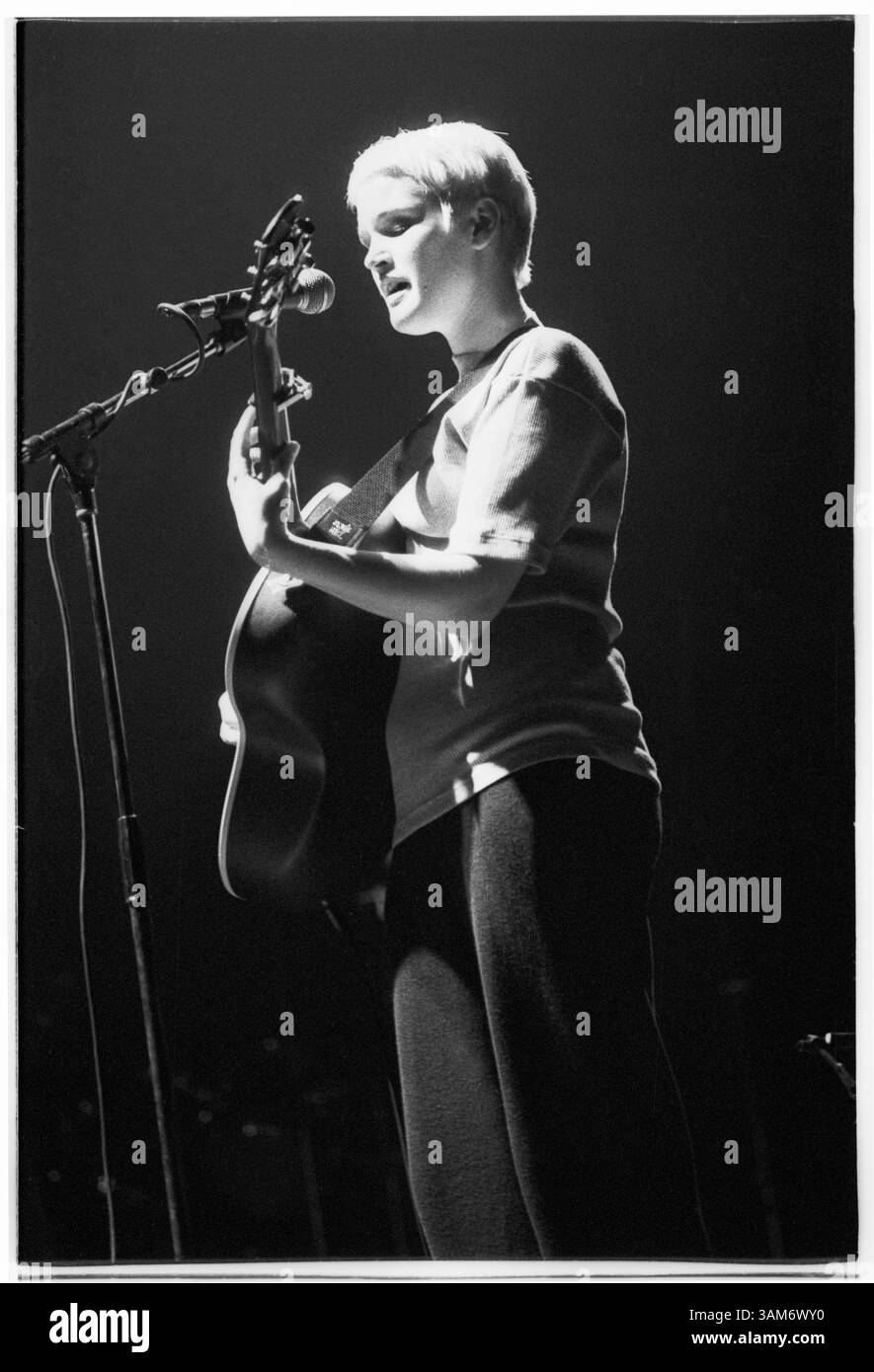 HAYWARD WINTERS, DUO FOLK, CONCERT, 1993 : une photographie rare d’une jeune blonde Trish Keenan dans le duo folk Hayward Winters jouant en soutien à Paul Weller au Cardiff St David’s Hall au pays de Galles, Royaume-Uni, le 12 novembre 1993. Photographie : Rob Watkins. INFO : ​Hayward Winters est un duo folk éphémère originaire de Birmingham, en Angleterre, formé au début des années 1990 par Trish Keenan et Jude Owens. James Cargill se joint plus tard à la basse. Keenan et Cargill ont lié plus de psychédélie des années 1960, menant à la formation de Broadcast en 1995. Tragiquement, Trish Keenan meurt d'une pneumonie en 2011 à l'âge de 42 ans. Banque D'Images