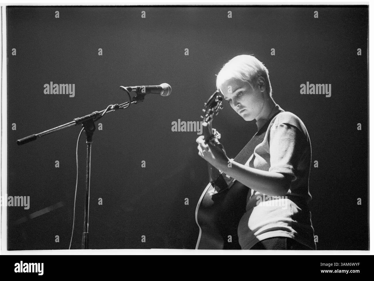 HAYWARD WINTERS, DUO FOLK, CONCERT, 1993 : une photographie rare d’une jeune blonde Trish Keenan dans le duo folk Hayward Winters jouant en soutien à Paul Weller au Cardiff St David’s Hall au pays de Galles, Royaume-Uni, le 12 novembre 1993. Photographie : Rob Watkins. INFO : ​Hayward Winters est un duo folk éphémère originaire de Birmingham, en Angleterre, formé au début des années 1990 par Trish Keenan et Jude Owens. James Cargill se joint plus tard à la basse. Keenan et Cargill ont lié plus de psychédélie des années 1960, menant à la formation de Broadcast en 1995. Tragiquement, Trish Keenan meurt d'une pneumonie en 2011 à l'âge de 42 ans. Banque D'Images