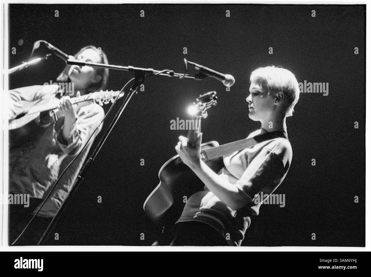 HAYWARD WINTERS, DUO FOLK, CONCERT, 1993 : une photographie rare de Trish Keenan (blonde) et Jude Owens dans le duo folk Hayward Winters jouant en soutien à Paul Weller au Cardiff St David’s Hall au pays de Galles, Royaume-Uni, le 12 novembre 1993. Photographie : Rob Watkins. INFO : ​Hayward Winters est un duo folk éphémère originaire de Birmingham, en Angleterre, formé au début des années 1990 par Trish Keenan et Jude Owens. James Cargill se joint plus tard à la basse. Keenan et Cargill ont lié plus de psychédélie des années 1960, menant à la formation de Broadcast en 1995. Tragiquement, Trish Keenan meurt d'une pneumonie en 2011 à l'âge de 42 ans. Banque D'Images