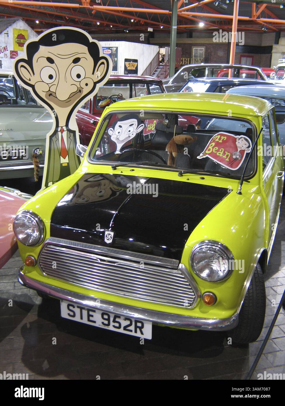 27 septembre 2005 - États-Unis - parmi les voitures exposées au National Motor Museum de Beaulieu, en Angleterre, se trouve Mr. Bean's Mini. La voiture appartenait autrefois au malheureux Mr..Bean, joué par Rowan Atkinson, et figurait dans la série télévisée du personnage. (Mary Ellen Botter/Dallas Morning News/KRT) (image crédit : © Mary Ellen Botter/mct/ZUMAPRESS.com) Banque D'Images
