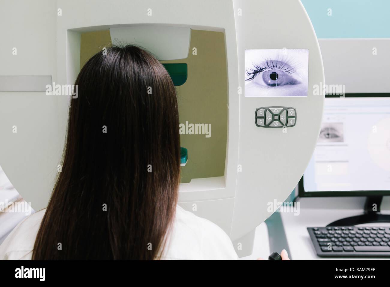 Test de champ visuel périmétrique pour mesurer toutes les zones de la vue, y compris la vision latérale ou périphérique. Test oculaire périmétrique pour le signe précoce du glaucome de Banque D'Images