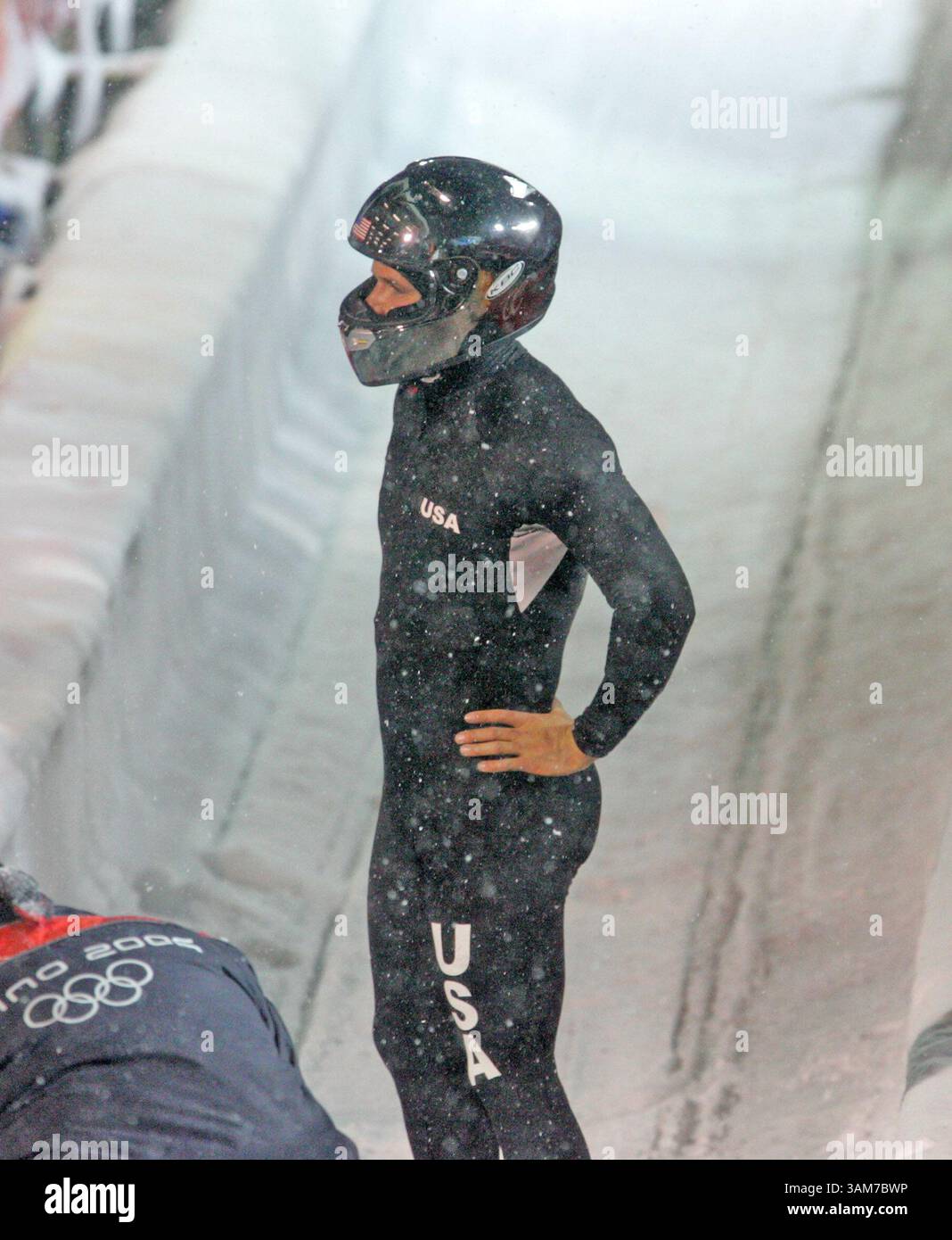 24 février 2006 - États-Unis - Todd Hays, pilote de USA-1, se tient sur la piste après la deuxième manche de bobsleigh à quatre aux Jeux Olympiques d'hiver de Turin 2006 à Cesana Pariol, Italie vendredi 24 février 2006. (Alan Greth/ Contra Costa Times KRT) (crédit image : © Alan Greth/mct/ZUMAPRESS.com) Banque D'Images