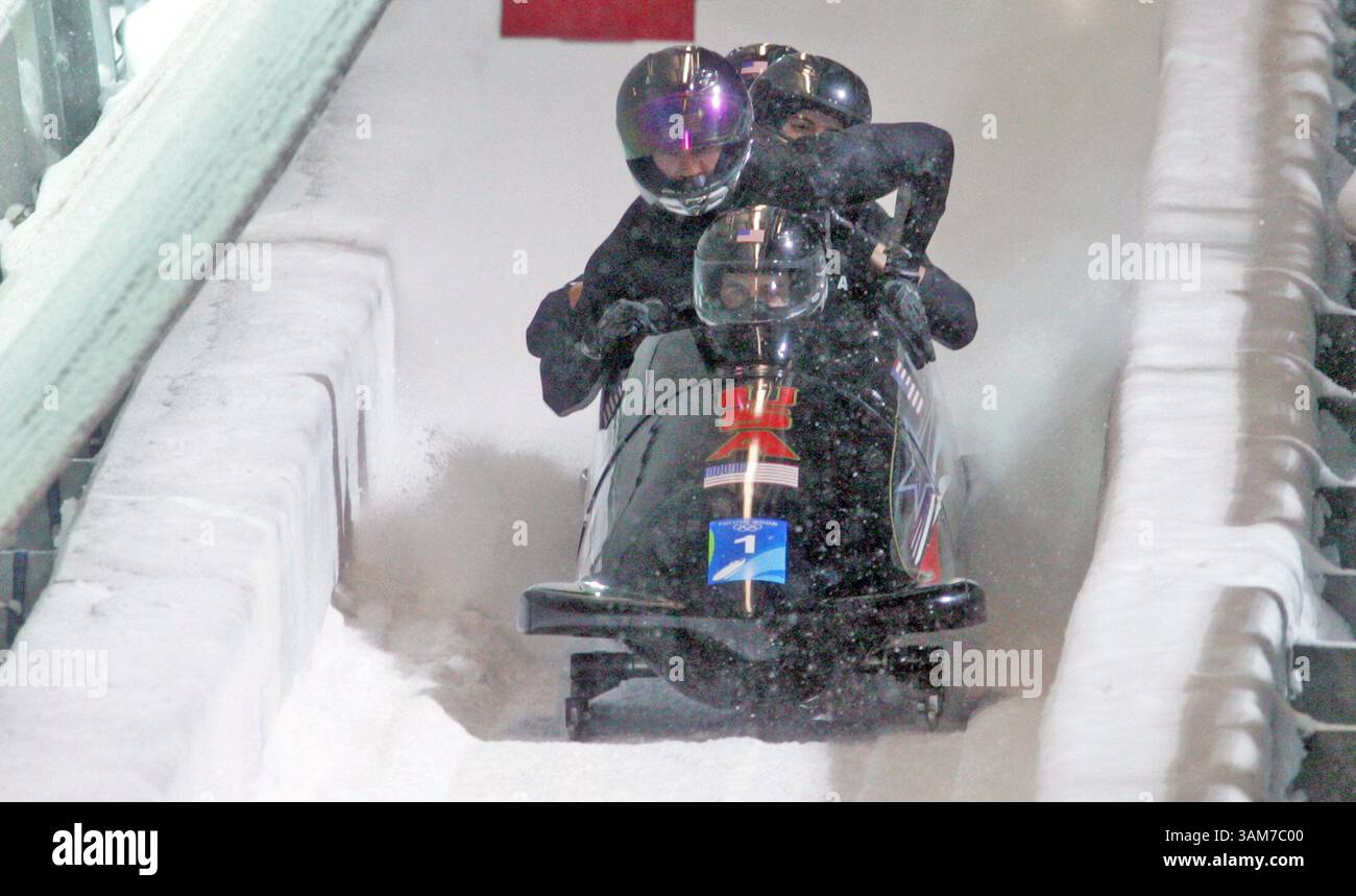 24 février 2006 - États-Unis - USA-1, piloté par Todd Hays glisse dans la zone d'arrivée du bobsleigh à quatre aux Jeux Olympiques d'hiver de Turin 2006 à Cesana Pariol, Italie vendredi 24 février 2006. (Alan Greth/ Contra Costa Times KRT) (crédit image : © Alan Greth/mct/ZUMAPRESS.com) Banque D'Images