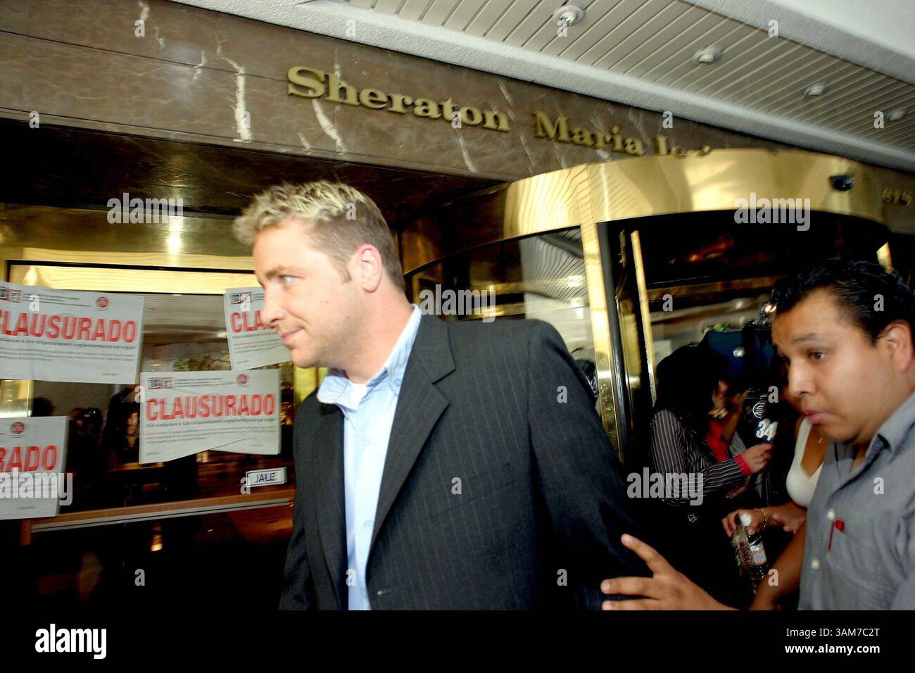28 février 2006 - États-Unis - un touriste américain est escorté à l'extérieur de l'hôtel Sheraton Maria Isabel à côté de l'ambassade américaine à Mexico, Mexique, mardi 28 février 2006, quatre semaines après, il est devenu le centre d'un afflux diplomatique lorsque des fonctionnaires du Département du Trésor américain lui ont ordonné d'expulser une délégation de fonctionnaires cubains. (Janet Schwartz/KRT) (crédit image : © Janet Schwartz/mct/ZUMAPRESS.com) Banque D'Images 28 février 2006 - États-Unis - un touriste américain est escorté à l'extérieur de l'hôtel Sheraton Maria Isabel à côté de l'ambassade américaine à Mexico, Mexique, mardi 28 février 2006, quatre semaines après, il est devenu le centre d'un afflux diplomatique lorsque des fonctionnaires du Département du Trésor américain lui ont ordonné d'expulser une délégation de fonctionnaires cubains. (Janet Schwartz/KRT) (crédit image : © Janet Schwartz/mct/ZUMAPRESS.com) Banque D'Images
