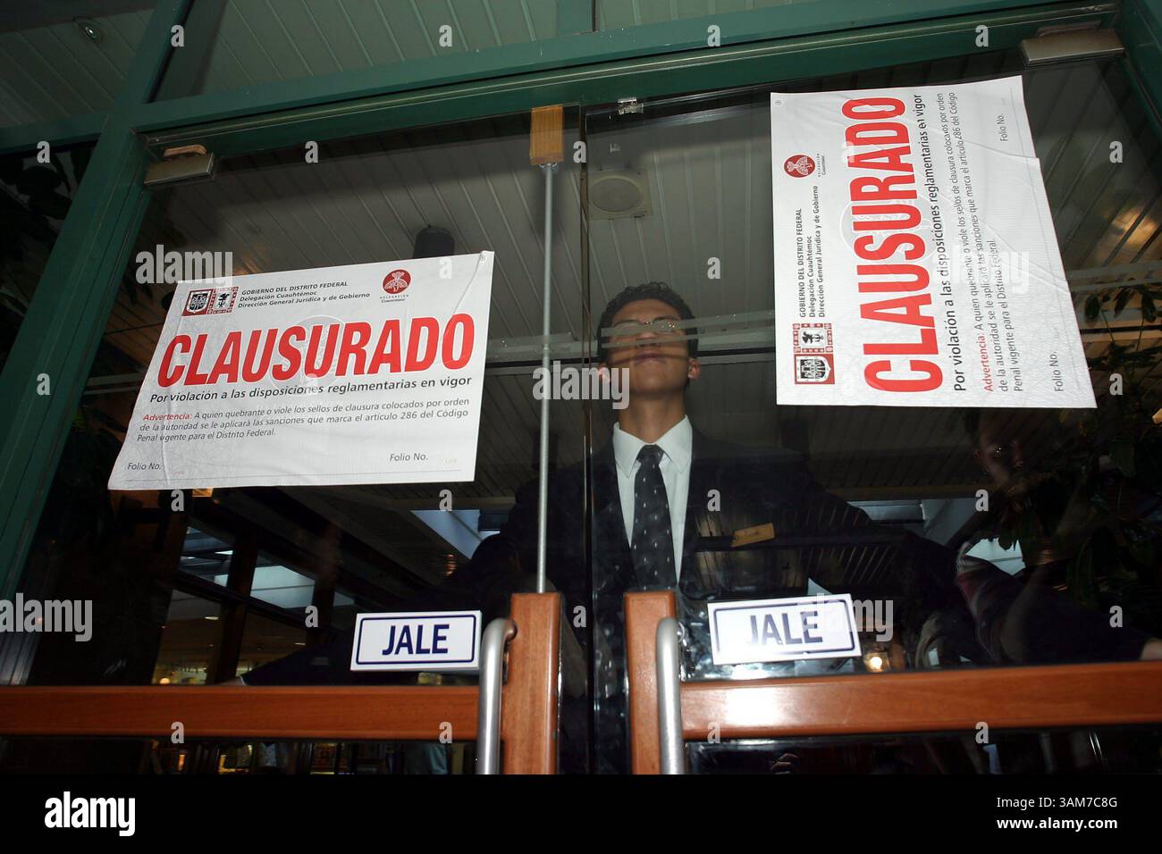 28 fév. 2006 - États-Unis - Un garde est en service à l'hôtel Sheraton Maria Isabel à côté de l'ambassade américaine à Mexico, Mexique, mardi 28 février 2006, après que les responsables de la ville l'ont fermé quatre semaines après qu'il est devenu le centre d'une vague diplomatique lorsque les responsables du Département du Trésor américain lui ont ordonné d'expulser une délégation de responsables cubains. (Janet Schwartz/KRT) (crédit image : © Janet Schwartz/mct/ZUMAPRESS.com) Banque D'Images 28 fév. 2006 - États-Unis - Un garde est en service à l'hôtel Sheraton Maria Isabel à côté de l'ambassade américaine à Mexico, Mexique, mardi 28 février 2006, après que les responsables de la ville l'ont fermé quatre semaines après qu'il est devenu le centre d'une vague diplomatique lorsque les responsables du Département du Trésor américain lui ont ordonné d'expulser une délégation de responsables cubains. (Janet Schwartz/KRT) (crédit image : © Janet Schwartz/mct/ZUMAPRESS.com) Banque D'Images