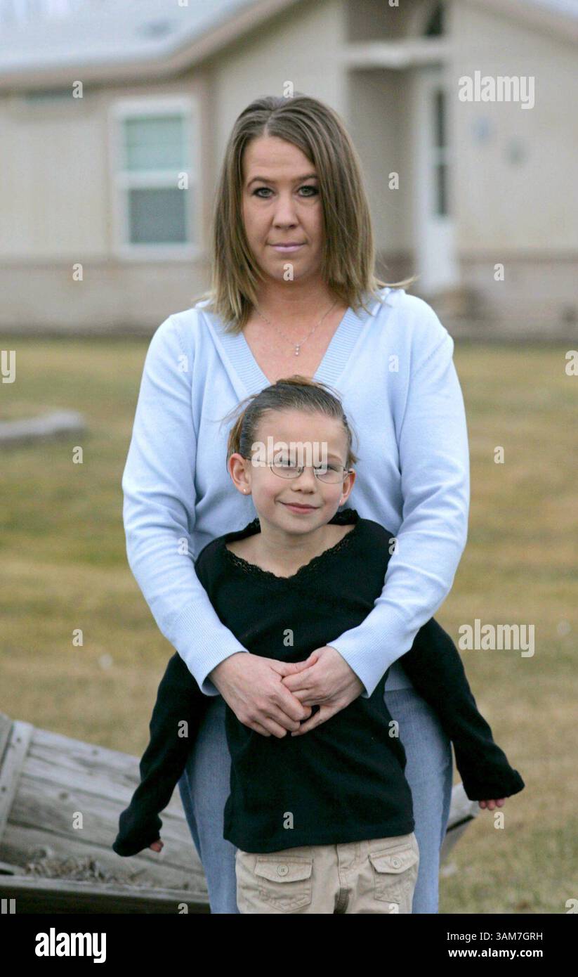 23 février 2006 - É.-U. - Julie Garibay, top, et sa fille Rylee, debout devant leur maison à Moses Lake, Washington, le 8 février 2006. Huit ans après qu'une explosion dans une usine chimique a tué son mari, Deme, Garibay cherche toujours des réponses à pourquoi et comment cela s'est produit. (Mark Harrison/Seattle Times/KRT) (crédit image : © Mark Harrison/mct/ZUMAPRESS.com) Banque D'Images