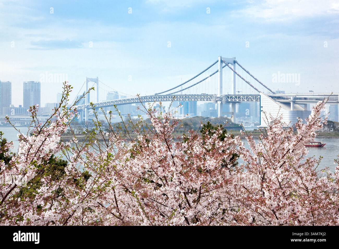 Pont arc-en-ciel dans la baie de Tokyo reliant Shibaura Pier et Odaiba, Tokyo, Japon Banque D'Images