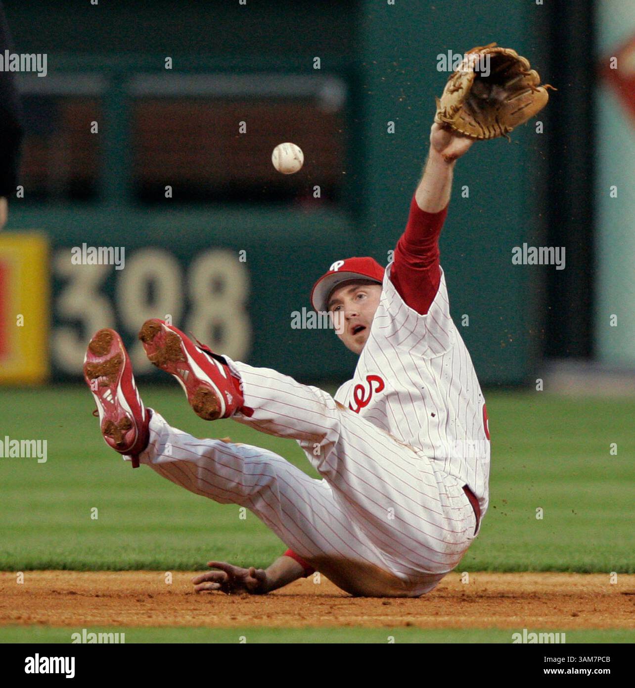 24 avril 2006 - États-Unis - Chase Utley, deuxième joueur de base des Phillies de Philadelphie, retourne la balle pour tenter d'obtenir la force sur Garrett Atkins des Rockies du Colorado en deuxième base dans la deuxième manche. Les Phillies battent les Rockies, 6-5, au Citizens Bank Park à Philadelphie, Pennsylvanie, le lundi 24 avril 2006. (Jerry Lodriguss/Philadelphia Inquirer/KRT) (image de crédit : © Jerry Lodriguss/mct/ZUMAPRESS.com) Banque D'Images