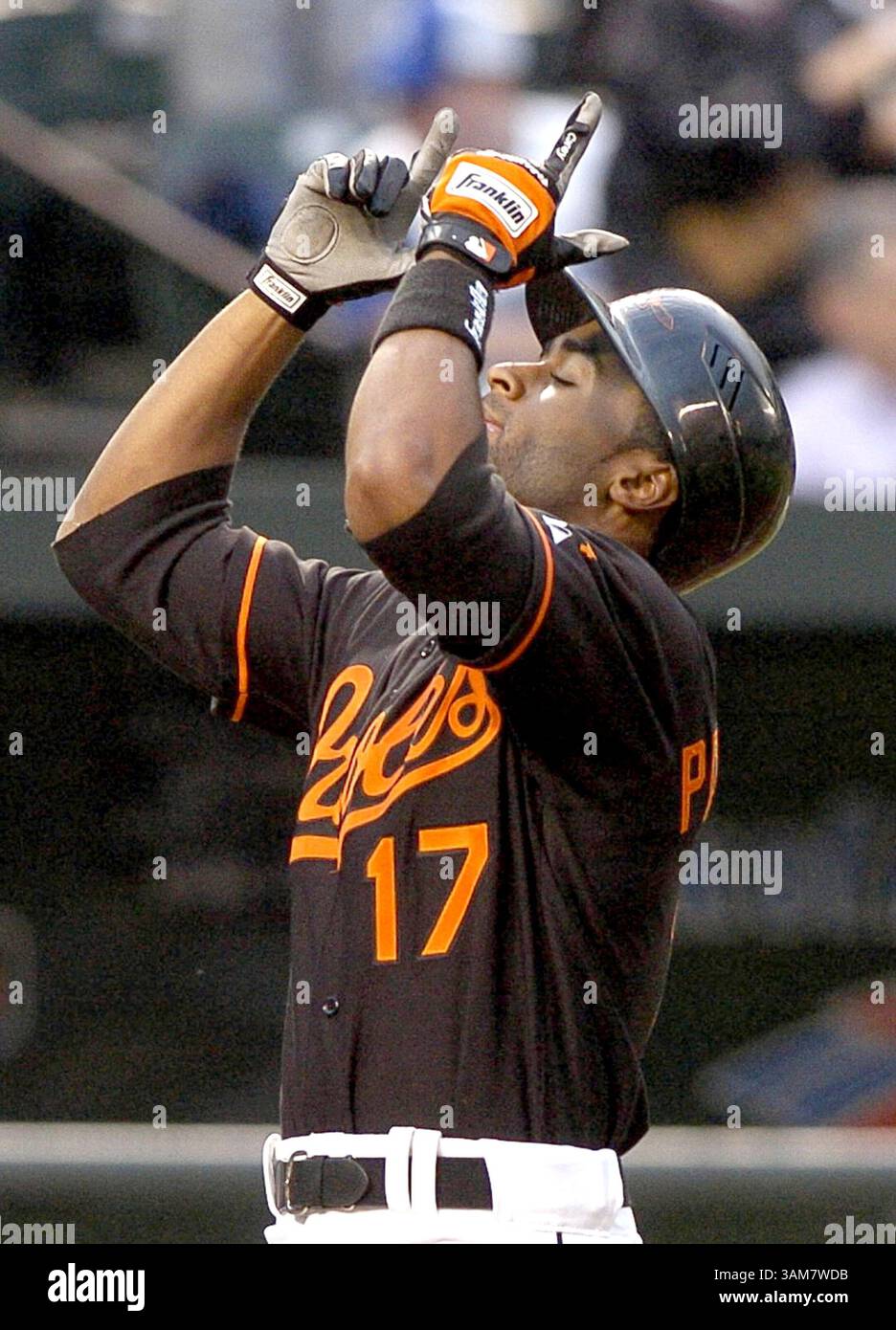 12 mai 2006 - États-Unis - Corey Patterson de Baltimore Orioles célèbre au plateau après son deuxième tour de course à domicile de trois coups. Les Orioles battent les Royals de Kansas City 6-5 à Oriole Park à Baltimore, Maryland, le vendredi 12 mai 2006. (GENE Sweeney Jr./Baltimore Sun/KRT) (crédit image : © Gene Sweeney Jr/mct/ZUMAPRESS.com) Banque D'Images