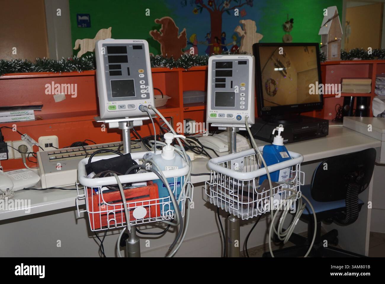 Moniteurs et autres équipements médicaux dans le couloir d'une clinique pédiatrique Banque D'Images