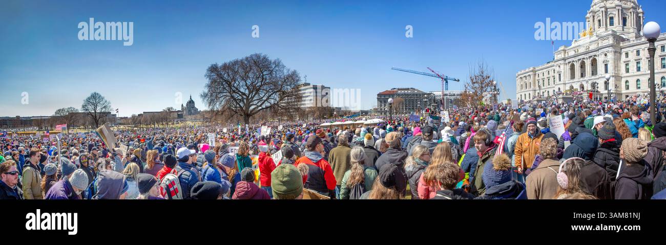 Panorama de la manifestation de protestation pacifique Hands Off contre Donald Trump et Elon Musk au State Capitol Mall à Saint Paul, Minnesota Banque D'Images