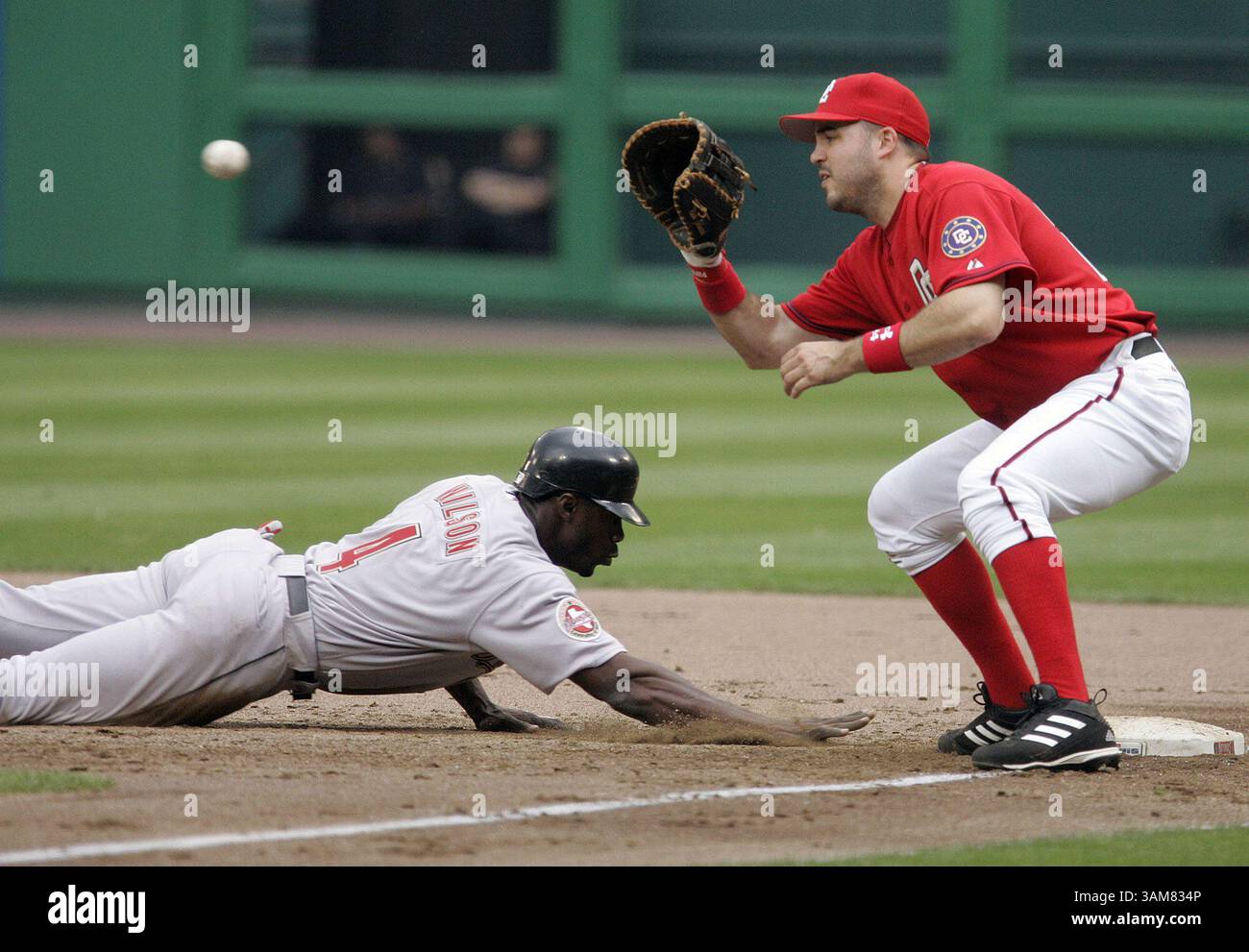 25 mai 2006 - États-Unis - Preston Wilson des Houston Astros, à gauche, plonge pour la première base de la première manche contre les Nick Johnson des Washington Nationals, jeudi 25 mai 2006, au RFK Stadium de Washington, DC (Chuck Kennedy/KRT) (crédit image : © Chuck Kennedy/mct/ZUMAPRESS.com) Banque D'Images