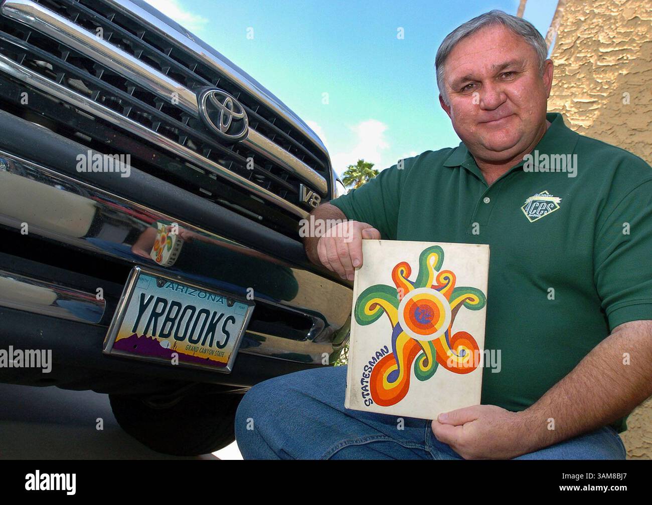 21 juillet 2006 - États-Unis - Ted Capell tient son annuaire de lycée 1974 de Carl Hayden High School, devant sa maison à Mesa, Arizona, le 25 avril 2006. Dans une quête pour trouver son annuaire manquant lors d'une réunion de lycée en 1994, Capell s'est retrouvé avec une modeste entreprise eBay vendant des annuaires de tout le pays. (Tom Hood/Chicago Tribune/MCT) (image crédit : © Tom Hood/mct/ZUMAPRESS.com) Banque D'Images