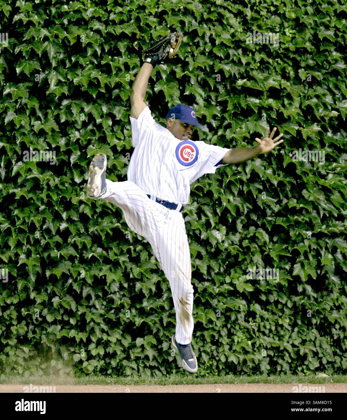 Juillet 27, 2006 - États-Unis - le rival droit des Cubs des Chicago, Jacque Jones, fait un saut sur un hit d'Albert Pujols de Louis Cardinals en huitième manche le jeudi 27 juillet 2006, au Wrigley Field à Chicago, Illinois. (Charles Cherney/Chicago Tribune/MCT) (crédit image : © Charles Cherney/mct/ZUMAPRESS.com) Banque D'Images