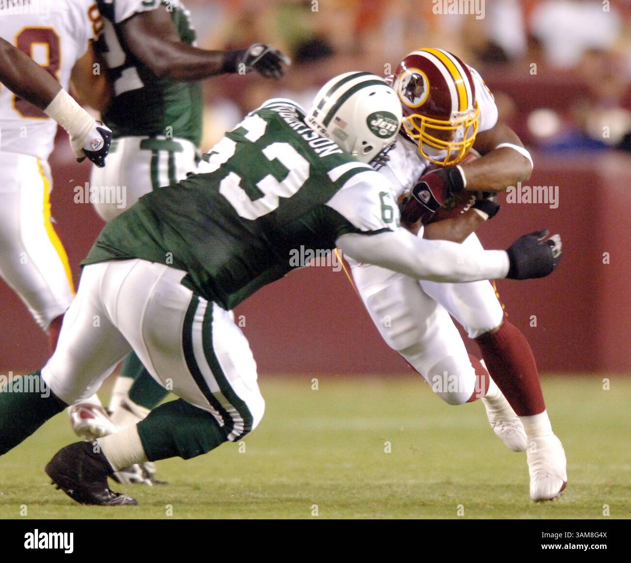 19 août 2006 - États-Unis - les Redskins de Washington Ladell Betts (46) sont attaqués par les jets de New York Dewayne Robertson (63) dans le premier quart de leur match de pré-saison le samedi 19 août 2006, à Landover, Maryland. (George Bridges/MCT) (image crédit : © George Bridges/mct/ZUMAPRESS.com) Banque D'Images