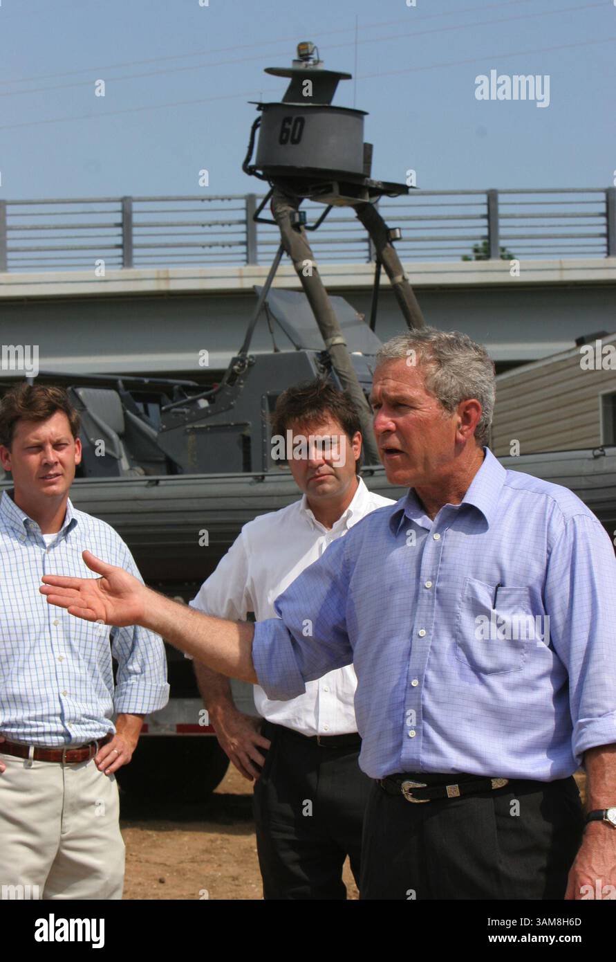 28 août 2006 - États-Unis - le président George W. Bush répond aux questions lors de sa tournée de United States Marine Inc à Gulfport, Mississippi, le lundi 28 août 2006. Brent Warr, maire de Gulfport, au centre, et Chip Pickering, membre du Congrès du Mississippi. (David Purdy/Biloxi Sun Herald/MCT) (crédit image : © David Purdy/mct/ZUMAPRESS.com) Banque D'Images