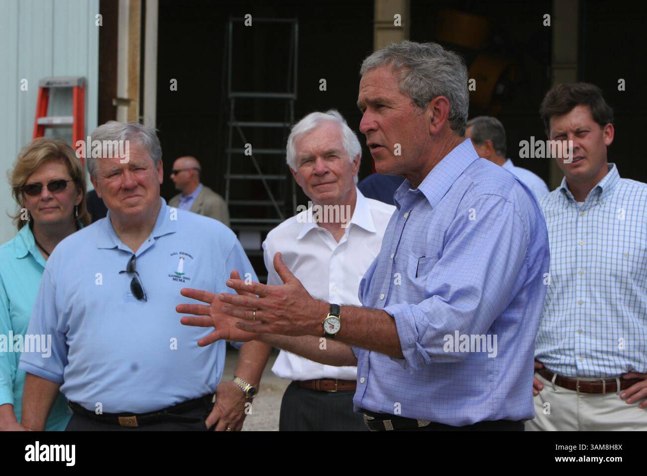 28 août 2006 - États-Unis - le président George W. Bush répond à une question lors d'une tournée de United States Marine Inc à Gulfport, Mississippi, lundi 28 août 2006. Écoutant le président parler de gauche à droite, le gouverneur du Mississippi Haley Barbour et sa femme Marsha, le sénateur américain Thad Cochran et le député américain Chip Pickering. Lors de sa visite sur la côte du golfe du Mississppi, le président a parlé avec des aviateurs à la base aérienne de Keesler, a visité un quartier de Biloxi endommagé par Katrina, et a rencontré les dirigeants de la côte du golfe du Mississippi lors d'un déjeuner à Biloxi. (David Purdy/Biloxi Sun Herald/MCT) (crédit image : © David pu Banque D'Images