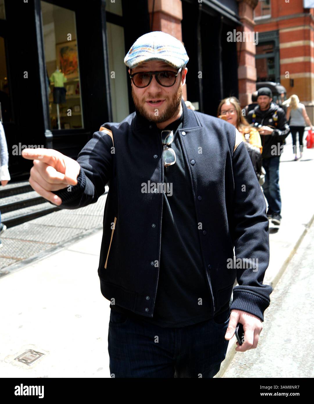 6 mai 2014 - New York, New York, États-Unis - L'acteur SETH ROGEN s'arrête pour donner la leçon à notre photographe sur le sujet de la judéité, alors qu'il marche à Soho. (Crédit image : © Curtis Means/Ace Pictures/ZUMAPRESS.com) Banque D'Images