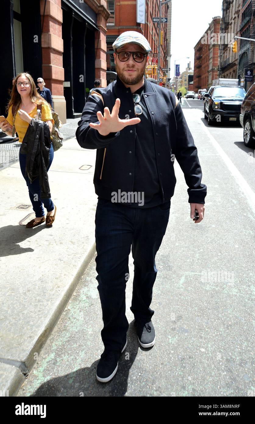 6 mai 2014 - New York, New York, États-Unis - L'acteur SETH ROGEN s'arrête pour donner la leçon à notre photographe sur le sujet de la judéité, alors qu'il marche à Soho. (Crédit image : © Curtis Means/Ace Pictures/ZUMAPRESS.com) Banque D'Images