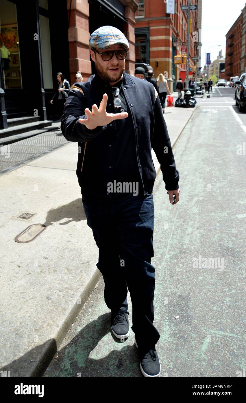 6 mai 2014 - New York, New York, États-Unis - L'acteur SETH ROGEN s'arrête pour donner la leçon à notre photographe sur le sujet de la judéité, alors qu'il marche à Soho. (Crédit image : © Curtis Means/Ace Pictures/ZUMAPRESS.com) Banque D'Images