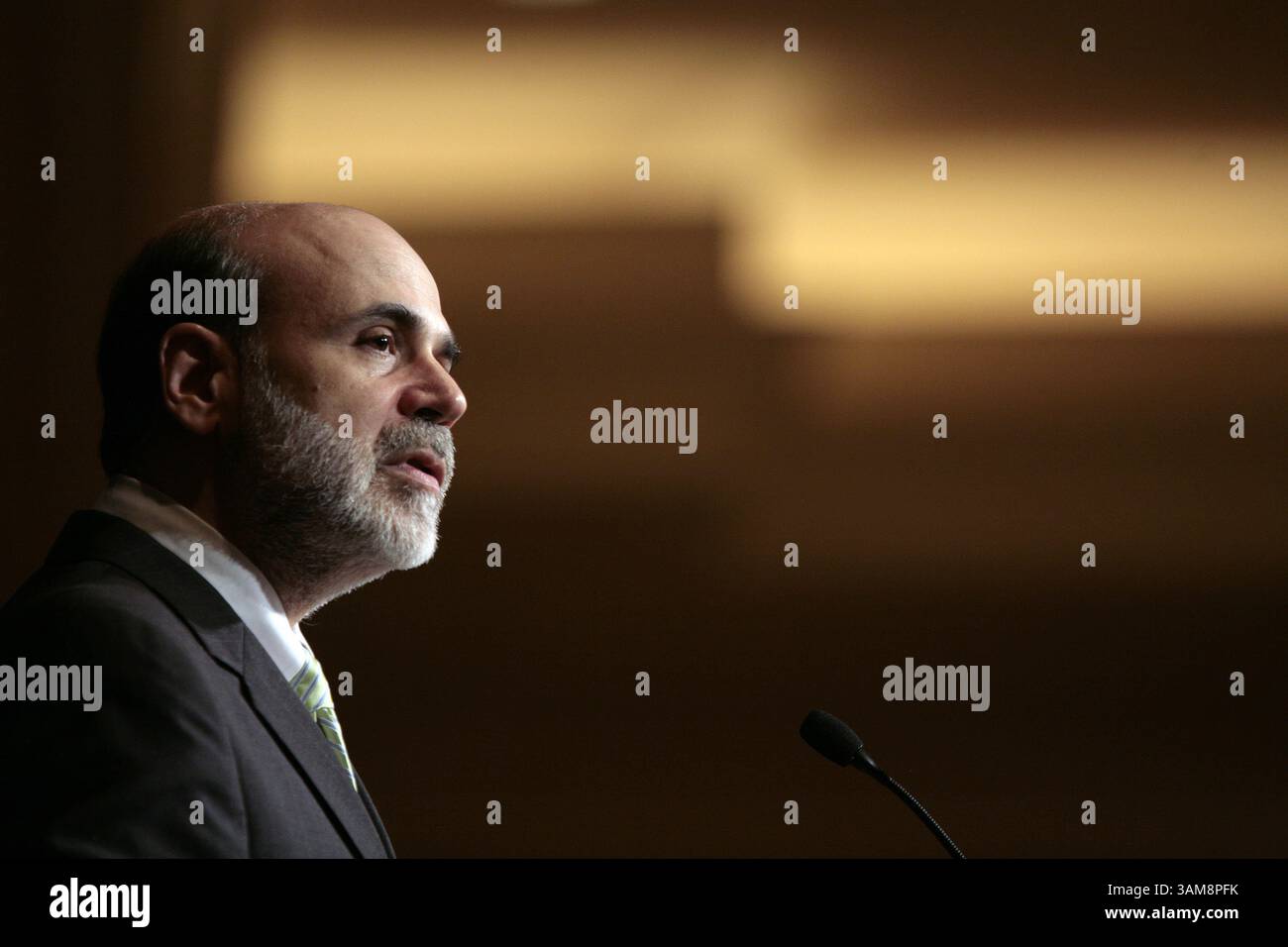 Oct. 4, 2006 - États-Unis - président de la réserve fédérale Ben Bernanke.discute ''économies'', dans un discours à l'Economics Club de Washington mercredi 4 octobre 2006. Bernanke a appelé à une réforme urgente de la sécurité sociale et de l'assurance-maladie, avertissant que l'échec de cette réforme pourrait entraîner des conséquences économiques désastreuses pour les générations futures. (Chuck Kennedy/MCT) (crédit image : © Chuck Kennedy/mct/ZUMAPRESS.com) Banque D'Images