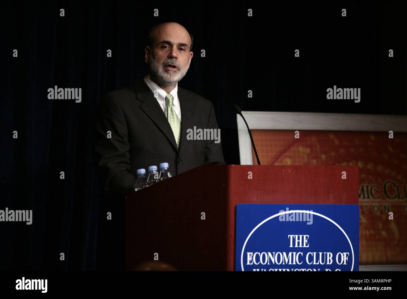 Oct. 4, 2006 - États-Unis - président de la réserve fédérale Ben Bernanke.discute ''économies'', dans un discours à l'Economics Club de Washington mercredi 4 octobre 2006. Bernanke a appelé à une réforme urgente de la sécurité sociale et de l'assurance-maladie, avertissant que l'échec de cette réforme pourrait entraîner des conséquences économiques désastreuses pour les générations futures. (Chuck Kennedy/MCT) (crédit image : © Chuck Kennedy/mct/ZUMAPRESS.com) Banque D'Images