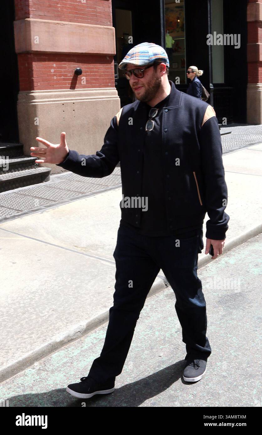 6 mai 2014 - New York, New York, États-Unis - L'acteur SETH ROGEN s'arrête pour donner la leçon à notre photographe sur le sujet de la judéité, alors qu'il marche à Soho. (Crédit image : © Zelig Shaul/Ace Pictures/ZUMAPRESS.com) Banque D'Images