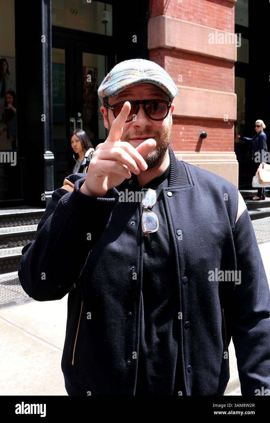 6 mai 2014 - New York, New York, États-Unis - L'acteur SETH ROGEN s'arrête pour donner la leçon à notre photographe sur le sujet de la judéité, alors qu'il marche à Soho. (Crédit image : © Zelig Shaul/Ace Pictures/ZUMAPRESS.com) Banque D'Images