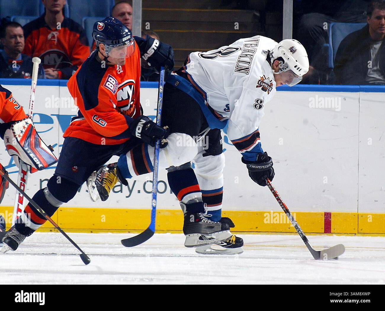 25 novembre 2006 - États-Unis - Sean Hill des Islanders de New York fait tomber Alex Ovechkin des capitales de Washington de la rondelle dans la troisième au Nassau Coliseum à Uniondale, New York, le samedi 25 novembre 2006. Les Islanders ont battu les Capitals 4-1. (Paul J. Bereswill/Newsday/MCT) (crédit image : © Paul J. Bereswill/mct/ZUMAPRESS.com) Banque D'Images