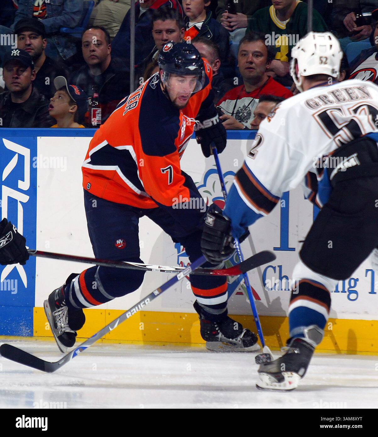25 novembre 2006 - États-Unis - le chasseur Trent des Islanders de New York déplace la rondelle dans la zone des capitales de Washington en troisième période au Nassau Coliseum à Uniondale, New York, samedi 25 novembre 2006. Les Islanders ont battu les Capitals 4-1. (Paul J. Bereswill/Newsday/MCT) (crédit image : © Paul J. Bereswill/mct/ZUMAPRESS.com) Banque D'Images
