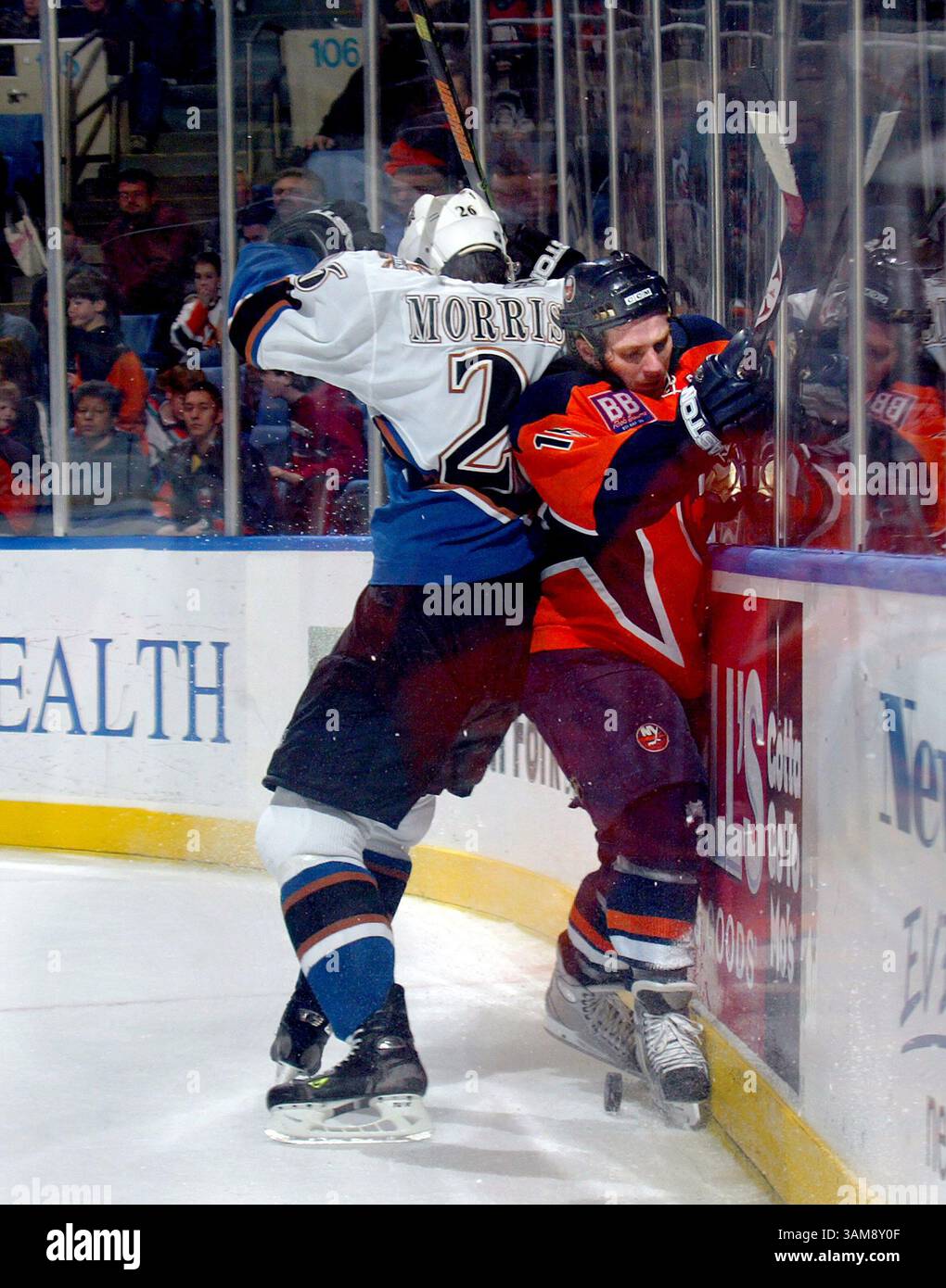 25 novembre 2006 - É.-U. - Shaone Morrisonn des capitales de Washington frappe Mike York des Islanders de New York dans les conseils d'administration en troisième période au Nassau Coliseum d'Uniondale, New York, le samedi 25 novembre 2006. Les Islanders ont battu les Capitals 4-1. (Paul J. Bereswill/Newsday/MCT) (crédit image : © Paul J. Bereswill/mct/ZUMAPRESS.com) Banque D'Images